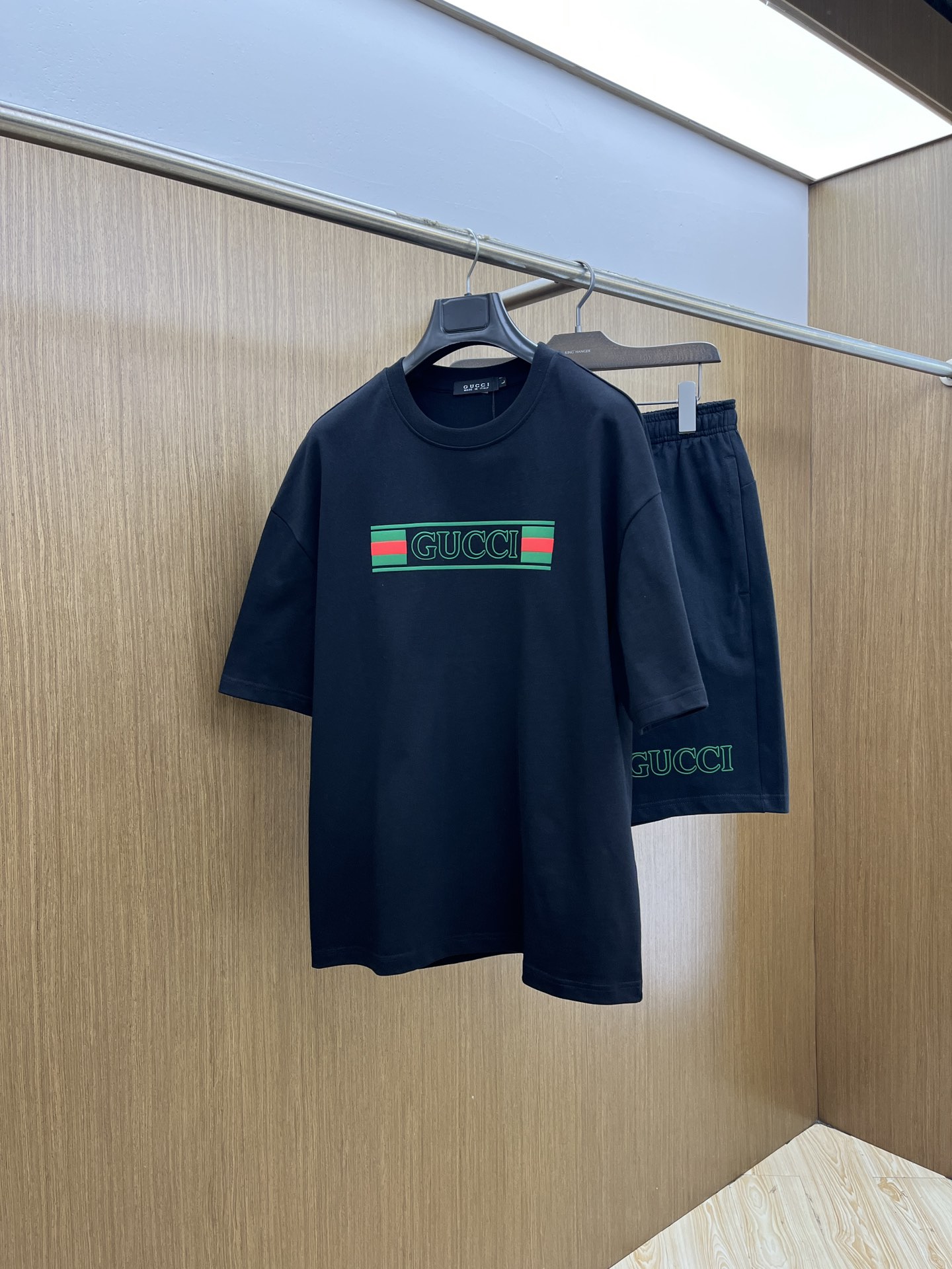 NO:425440,New/set Guc Spring and Summer latest casual shorts short sleeve suit, men and women's styles, with few channels available for trading companies and are available for sale on the official website at the same time!  Basically, it will have its back every season, and I look forward to the performances of all trendy men and women!  This model is made of top-grade pure cotton washing water materials!  It is hard to pick on whether it is skin-friendly or breathable when worn in close-fitting!  The upper body looks very white and supports the complexion of the skin!  Loose style cut, fls can easily match your own fashionable and high-end outfits, size M-2XL, gucci, shorts, T-shirt, alexander wang19860909新款/套 Guc 春夏最新款休闲短裤短袖套装,男女款 贸易公司渠道稀出,同步官网发售！基本每一季都会有它的背影所在,期待着所有潮男潮女们的演绎！此款选用客供顶级纯棉洗水材质打造！贴身穿着亲肤感与透气性都无法挑剔！上身非常的显白承托肤色！宽松版型裁剪,fls无论男女皆可轻松搭配出属于自我的时尚高级穿搭 尺码M-2XL,,gucci,shorts,T-shirt,alexander wang,Men's clothing