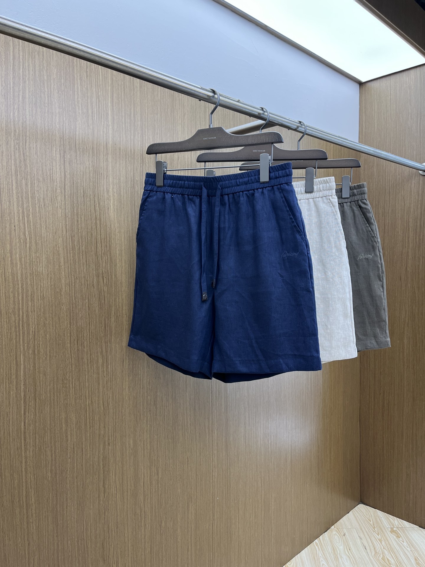 NO:427708,New product Brioni 2025ss new casual shorts, incorporates elegant style, and a new interpretation of sportswear main items. Tissel linen fabric is carefully crafted, regular style, A60 is decorated with elastic waist to enhance the style, fashionable and comfortable, and can create various formal and sports styles. Size M-3XL, shorts, alexander wang19860909新品 Brioni布莱奥尼 2025ss新款休闲短裤 融入优雅风格,全新演绎运动服饰主打单品.天丝麻面料精心制作,常规版型,a60饰以弹力腰头提升格调,时尚舒适,可打造各式正式和运动造型.尺码M-3XL,,shorts,alexander wang,Men's clothing