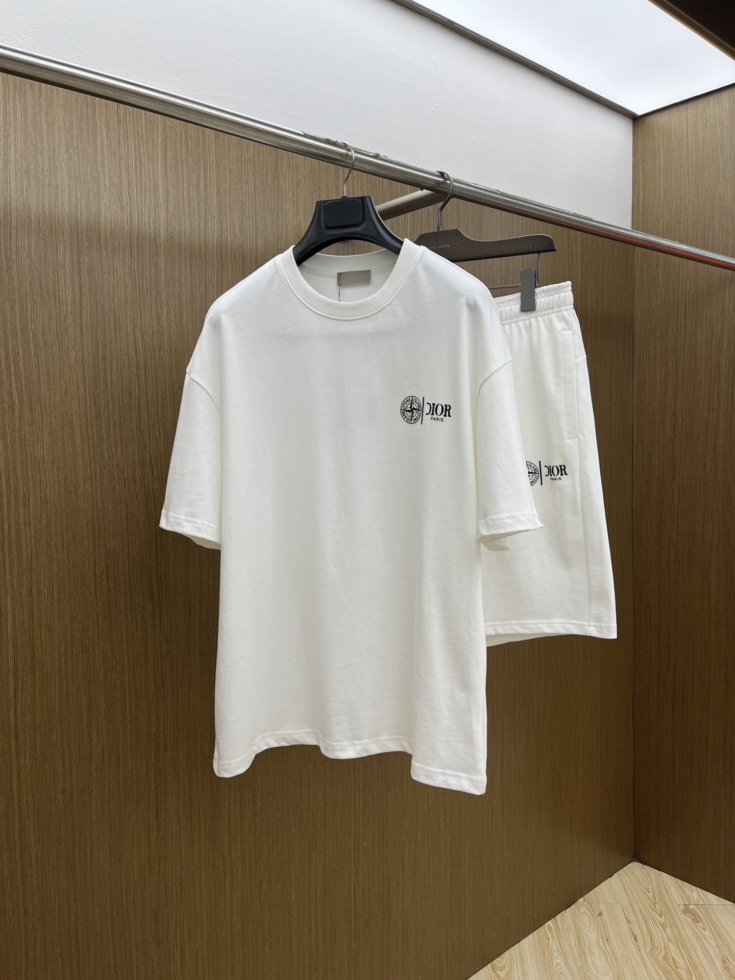 NO:467288,New/set CD The latest casual shorts shorts suit in spring and summer, for men and women. Trading company channels are available, and it is released on the official website at the same time!  Basically, it will have its back every season, and I look forward to the performances of all trendy men and women!  This model is made of top-grade pure cotton washing water materials!  It is hard to pick on whether it is skin-friendly or breathable when worn in close-fitting!  The upper body looks very white and supports the complexion of the skin!  Loose style cut, a33 can easily match your own fashionable and high-end outfits S-XL, shorts, T-shirt, alexander wang19860909新款/套 CD 春夏最新款休闲短裤短袖套装,男女款 贸易公司渠道稀出,同步官网发售！基本每一季都会有它的背影所在,期待着所有潮男潮女们的演绎！此款选用客供顶级纯棉洗水材质打造！贴身穿着亲肤感与透气性都无法挑剔！上身非常的显白承托肤色！宽松版型裁剪,a33无论男女皆可轻松搭配出属于自我的时尚高级穿搭 尺码S-XL,,shorts,T-shirt,alexander wang,Men's clothing