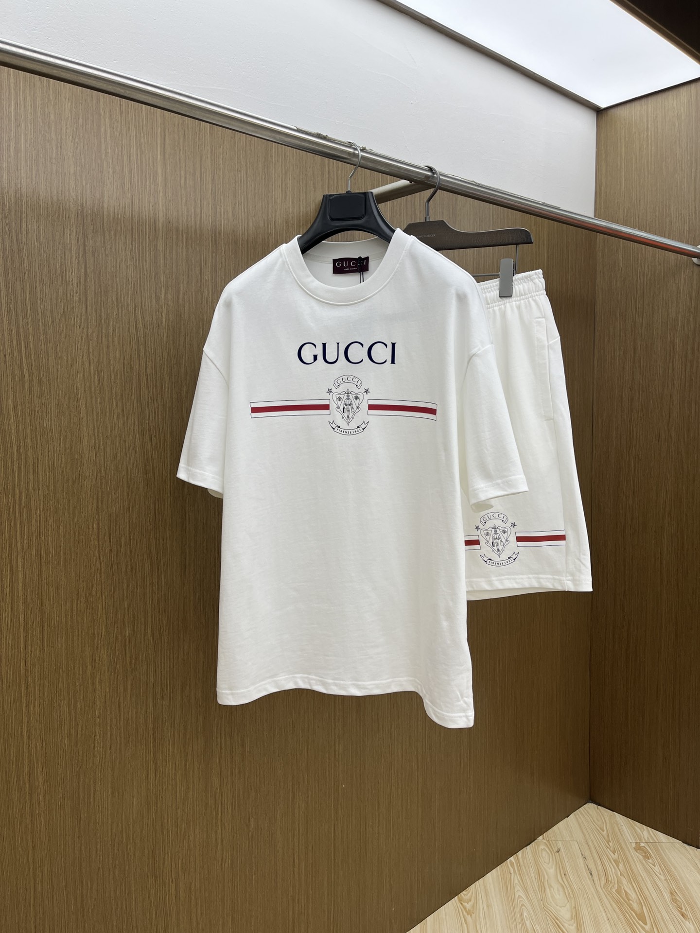 NO:467293,New/set Guc Spring and Summer latest casual shorts short sleeve suit, men and women's styles, with few channels available for trading companies and are available for sale on the official website at the same time!  Basically, it will have its back every season, and I look forward to the performances of all trendy men and women!  This model is made of top-grade pure cotton washing water materials!  It is hard to pick on whether it is skin-friendly or breathable when worn in close-fitting!  The upper body looks very white and supports the complexion of the skin!  Loose style cut, a33 can easily match your own fashionable and high-end outfits S-XL, gucci, shorts, T-shirt, alexander wang19860909新款/套 Guc 春夏最新款休闲短裤短袖套装,男女款 贸易公司渠道稀出,同步官网发售！基本每一季都会有它的背影所在,期待着所有潮男潮女们的演绎！此款选用客供顶级纯棉洗水材质打造！贴身穿着亲肤感与透气性都无法挑剔！上身非常的显白承托肤色！宽松版型裁剪,a33无论男女皆可轻松搭配出属于自我的时尚高级穿搭 尺码S-XL,,gucci,shorts,T-shirt,alexander wang,Men's clothing