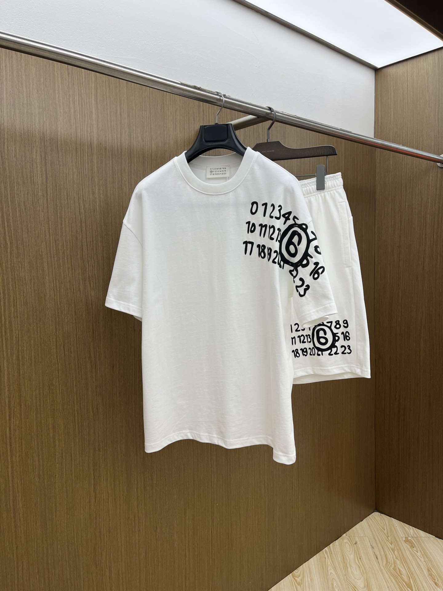 NO:467299,New/set MM6 Spring and summer latest casual shorts short sleeve suit, men and women's styles, with few channels for trading companies and are available on the official website at the same time!  Basically, it will have its back every season, and I look forward to the performances of all trendy men and women!  This model is made of top-grade pure cotton washing water materials!  It is hard to pick on whether it is skin-friendly or breathable when worn in close-fitting!  The upper body looks very white and supports the complexion of the skin!  Loose style cut, a33 can easily match your own fashionable and high-end outfits S-XL, masion margiela, shorts, T-shirt, alexander wang19860909新款/套 MM6 春夏最新款休闲短裤短袖套装,男女款 贸易公司渠道稀出,同步官网发售！基本每一季都会有它的背影所在,期待着所有潮男潮女们的演绎！此款选用客供顶级纯棉洗水材质打造！贴身穿着亲肤感与透气性都无法挑剔！上身非常的显白承托肤色！宽松版型裁剪,a33无论男女皆可轻松搭配出属于自我的时尚高级穿搭 尺码S-XL,,masion margiela,shorts,T-shirt,alexander wang,Men's clothing