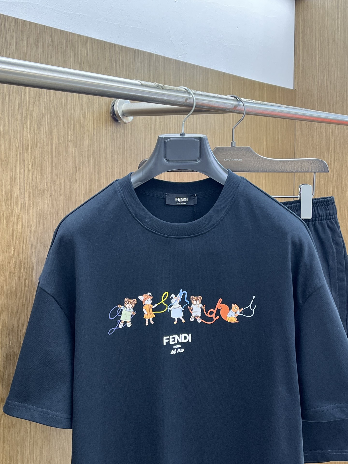 新款/套 FD 🔥🔥春夏最新款休闲短裤短袖套装，男女款👫 贸易公司渠道稀出，同步官网发售！基本每一季都会