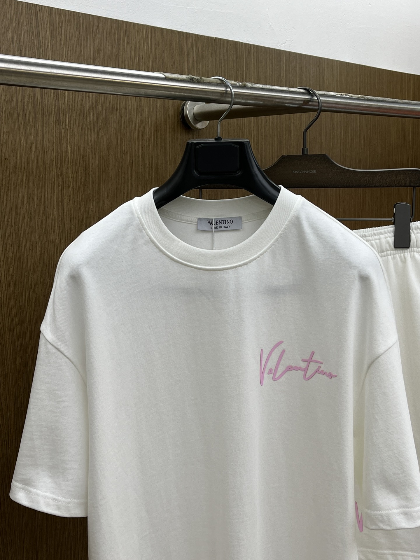 新款/套 VLTN 🔥🔥春夏最新款休闲短裤短袖套装，男女款👫 贸易公司渠道稀出，同步官网发售！基本每一季