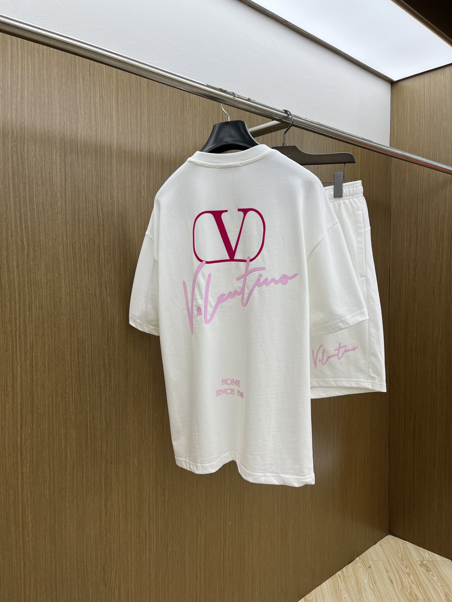 新款/套 VLTN 🔥🔥春夏最新款休闲短裤短袖套装，男女款👫 贸易公司渠道稀出，同步官网发售！基本每一季