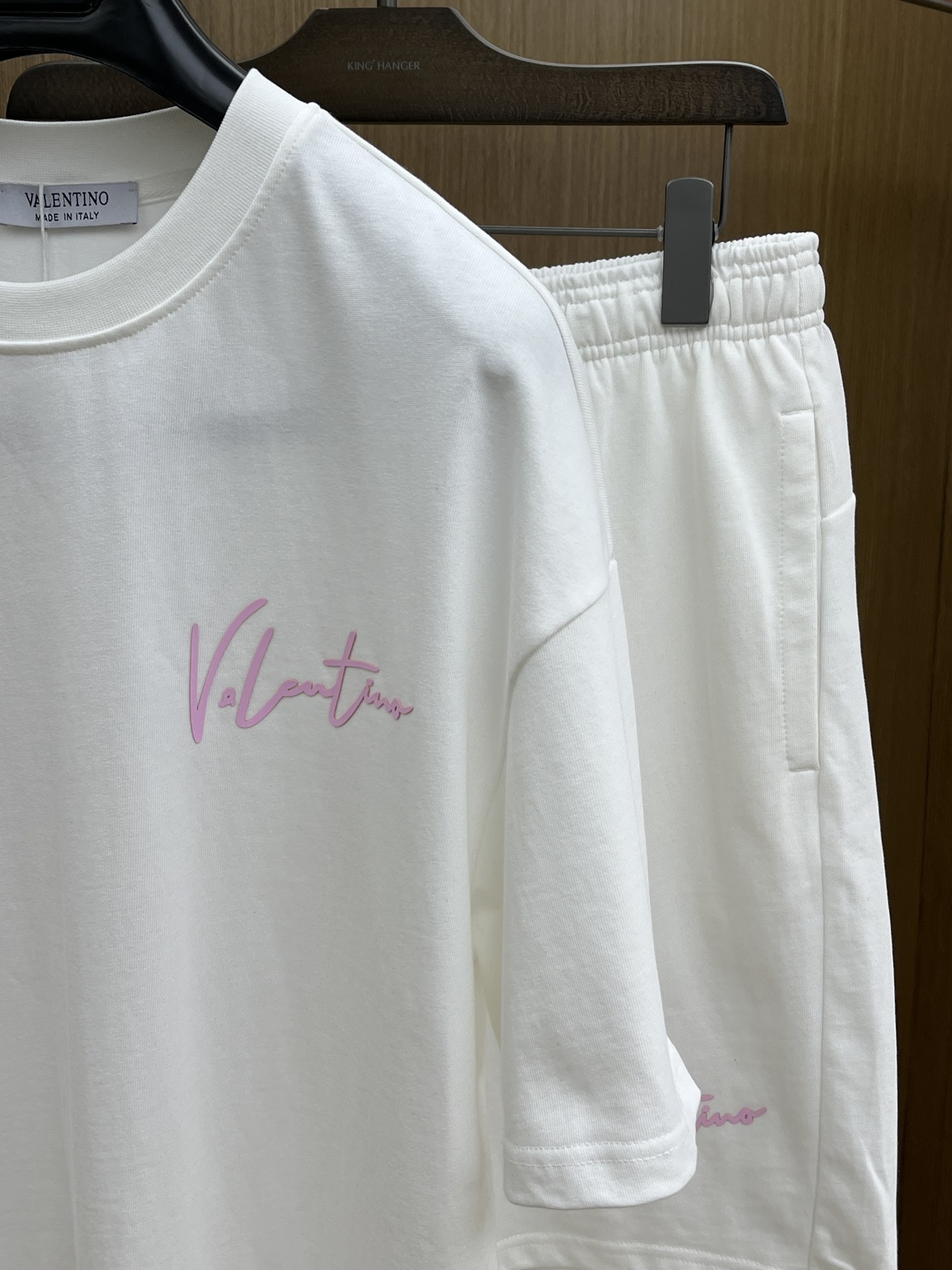 新款/套 VLTN 🔥🔥春夏最新款休闲短裤短袖套装，男女款👫 贸易公司渠道稀出，同步官网发售！基本每一季