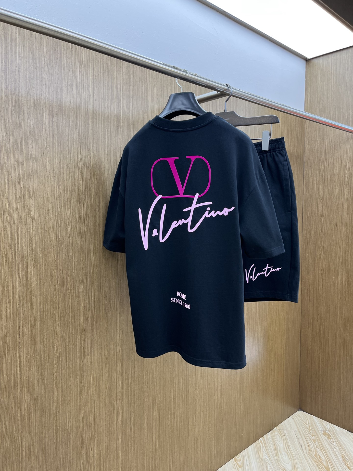 新款/套 VLTN 🔥🔥春夏最新款休闲短裤短袖套装，男女款👫 贸易公司渠道稀出，同步官网发售！基本每一季