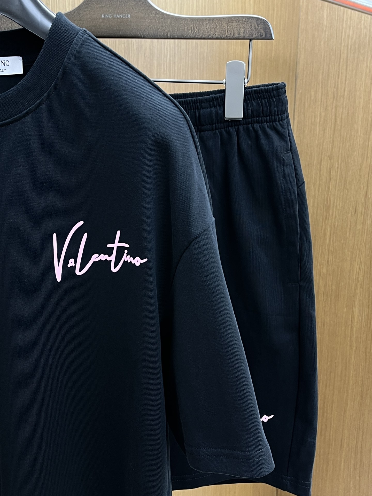 新款/套 VLTN 🔥🔥春夏最新款休闲短裤短袖套装，男女款👫 贸易公司渠道稀出，同步官网发售！基本每一季