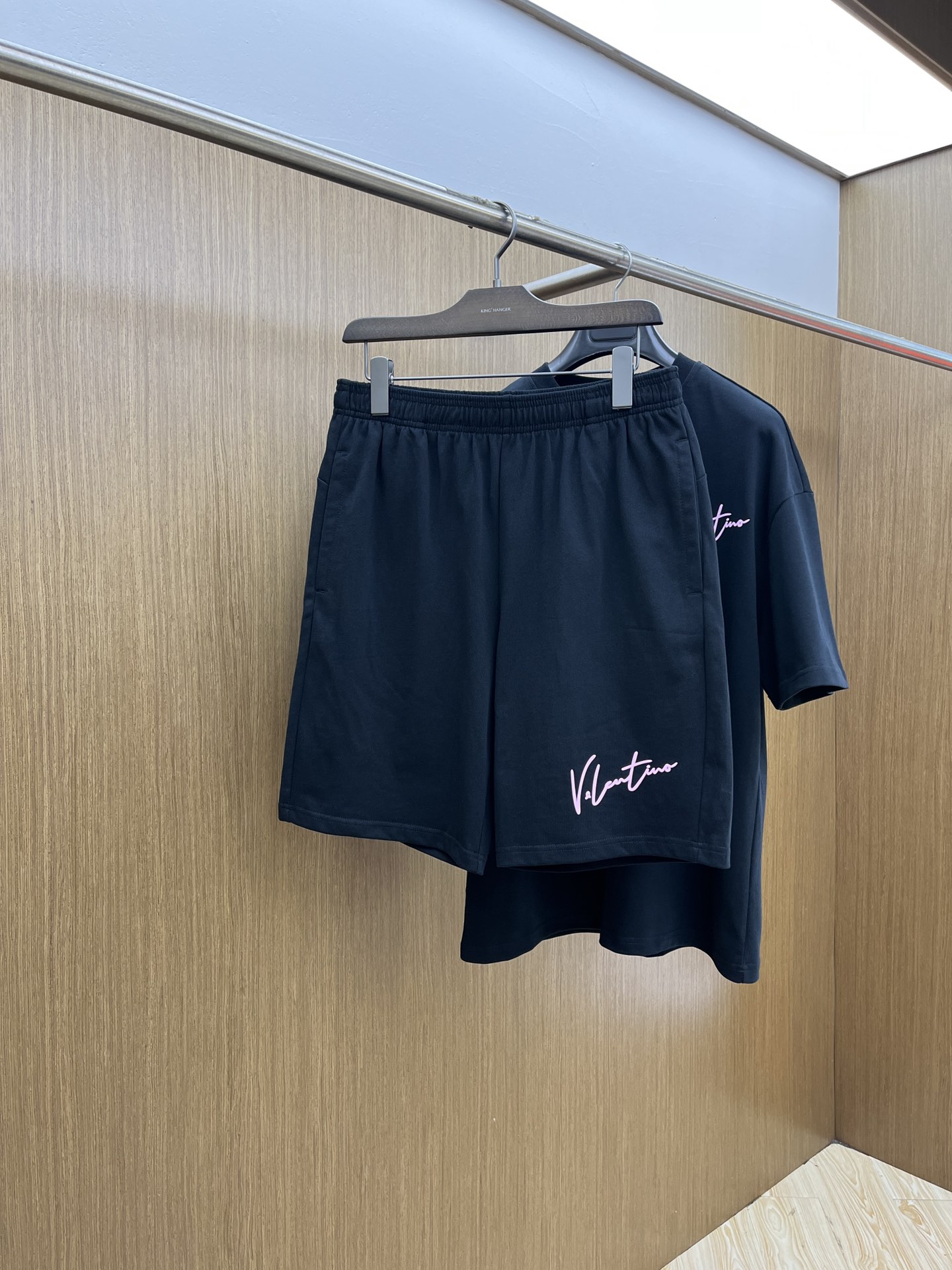 新款/套 VLTN 🔥🔥春夏最新款休闲短裤短袖套装，男女款👫 贸易公司渠道稀出，同步官网发售！基本每一季