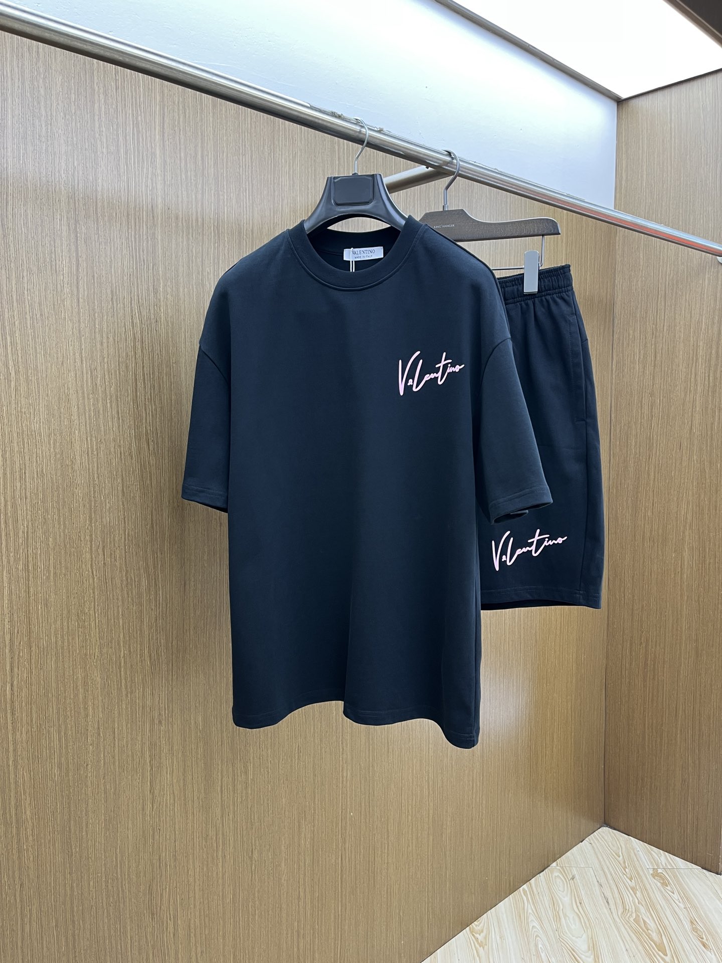新款/套 VLTN 🔥🔥春夏最新款休闲短裤短袖套装，男女款👫 贸易公司渠道稀出，同步官网发售！基本每一季
