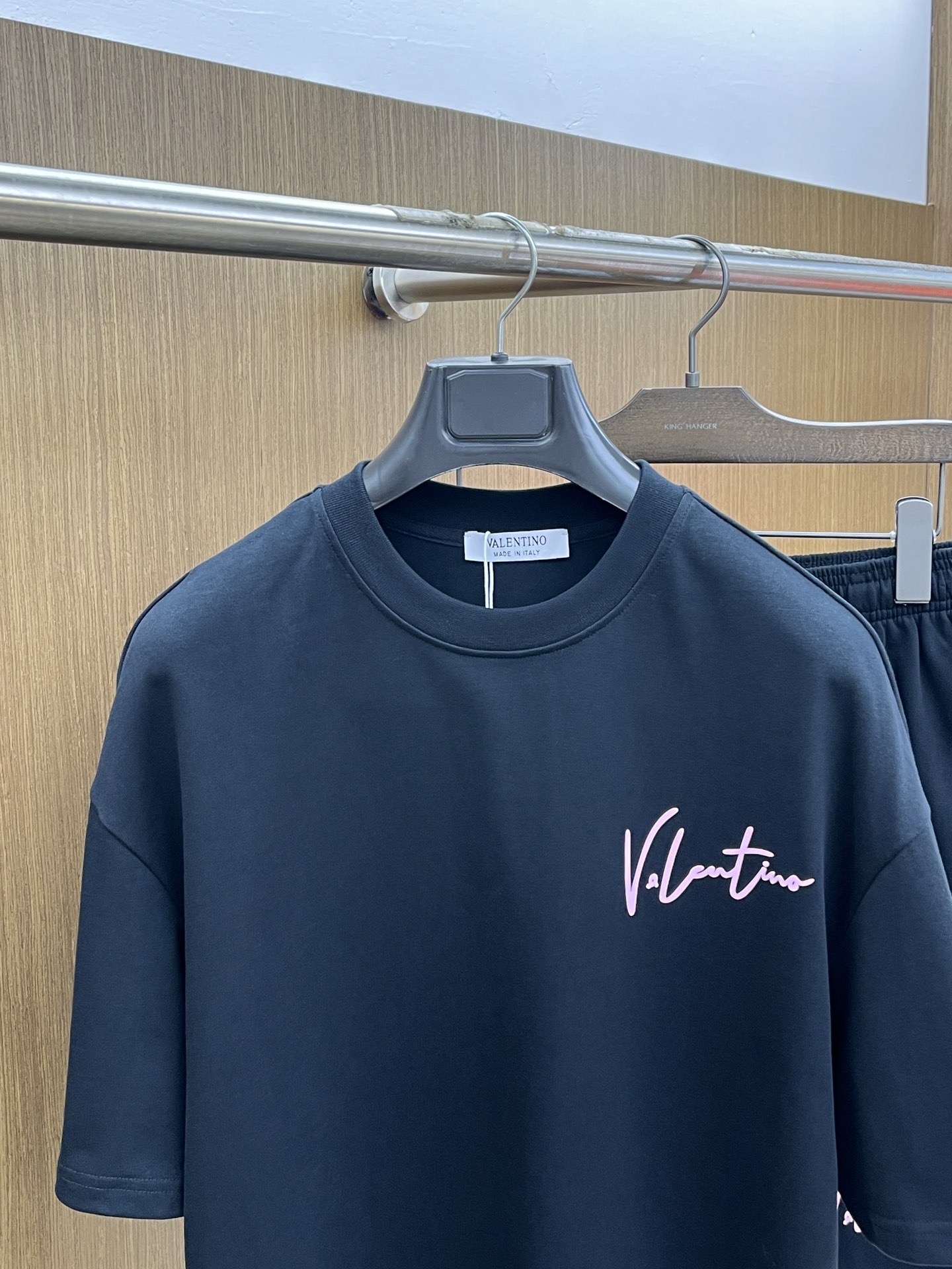 新款/套 VLTN 🔥🔥春夏最新款休闲短裤短袖套装，男女款👫 贸易公司渠道稀出，同步官网发售！基本每一季