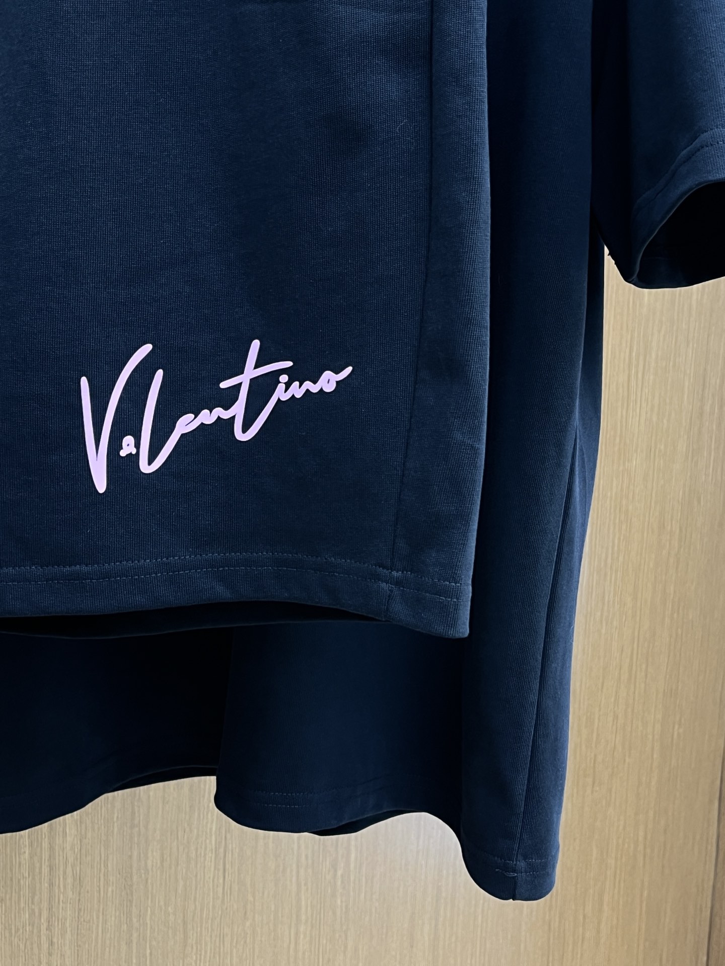 新款/套 VLTN 🔥🔥春夏最新款休闲短裤短袖套装，男女款👫 贸易公司渠道稀出，同步官网发售！基本每一季
