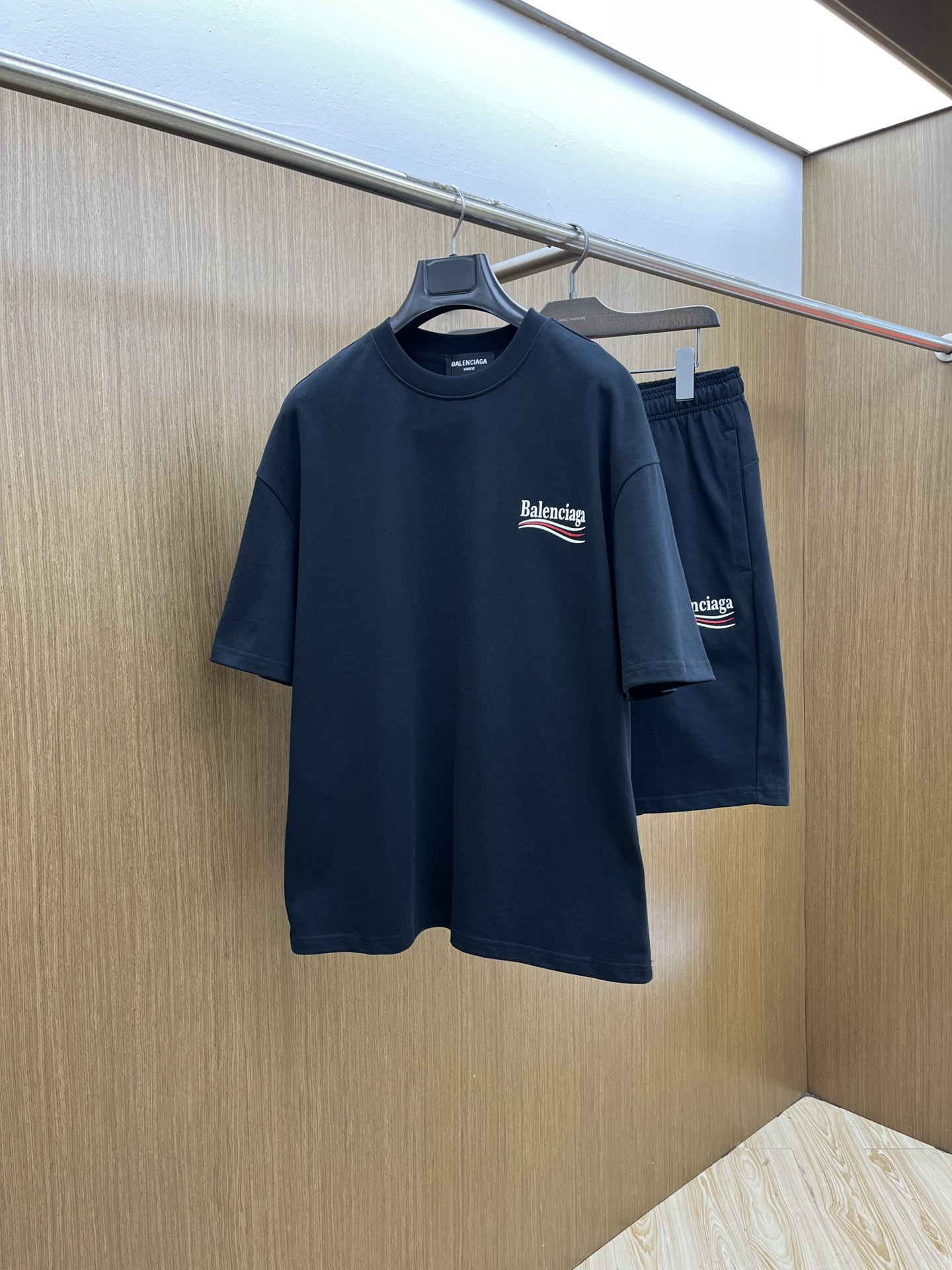 NO:447339,New/set BBG Spring and Summer latest casual shorts short sleeve suit, men and women's styles, with few channels for trading companies, and they are on sale on the official website at the same time!  Basically, it will have its back every season, and I look forward to the performances of all trendy men and women!  This model is made of top-grade pure cotton washing water materials!  It is hard to pick on whether it is skin-friendly or breathable when worn in close-fitting!  The upper body looks very white and supports the complexion of the skin!  Loose style cut, a33 can easily match your own fashionable and high-end outfits S-XL, shorts, T-shirt, alexander wang19860909新款/套 BBG 春夏最新款休闲短裤短袖套装,男女款 贸易公司渠道稀出,同步官网发售！基本每一季都会有它的背影所在,期待着所有潮男潮女们的演绎！此款选用客供顶级纯棉洗水材质打造！贴身穿着亲肤感与透气性都无法挑剔！上身非常的显白承托肤色！宽松版型裁剪,a33无论男女皆可轻松搭配出属于自我的时尚高级穿搭 尺码S-XL,,shorts,T-shirt,alexander wang,Men's clothing