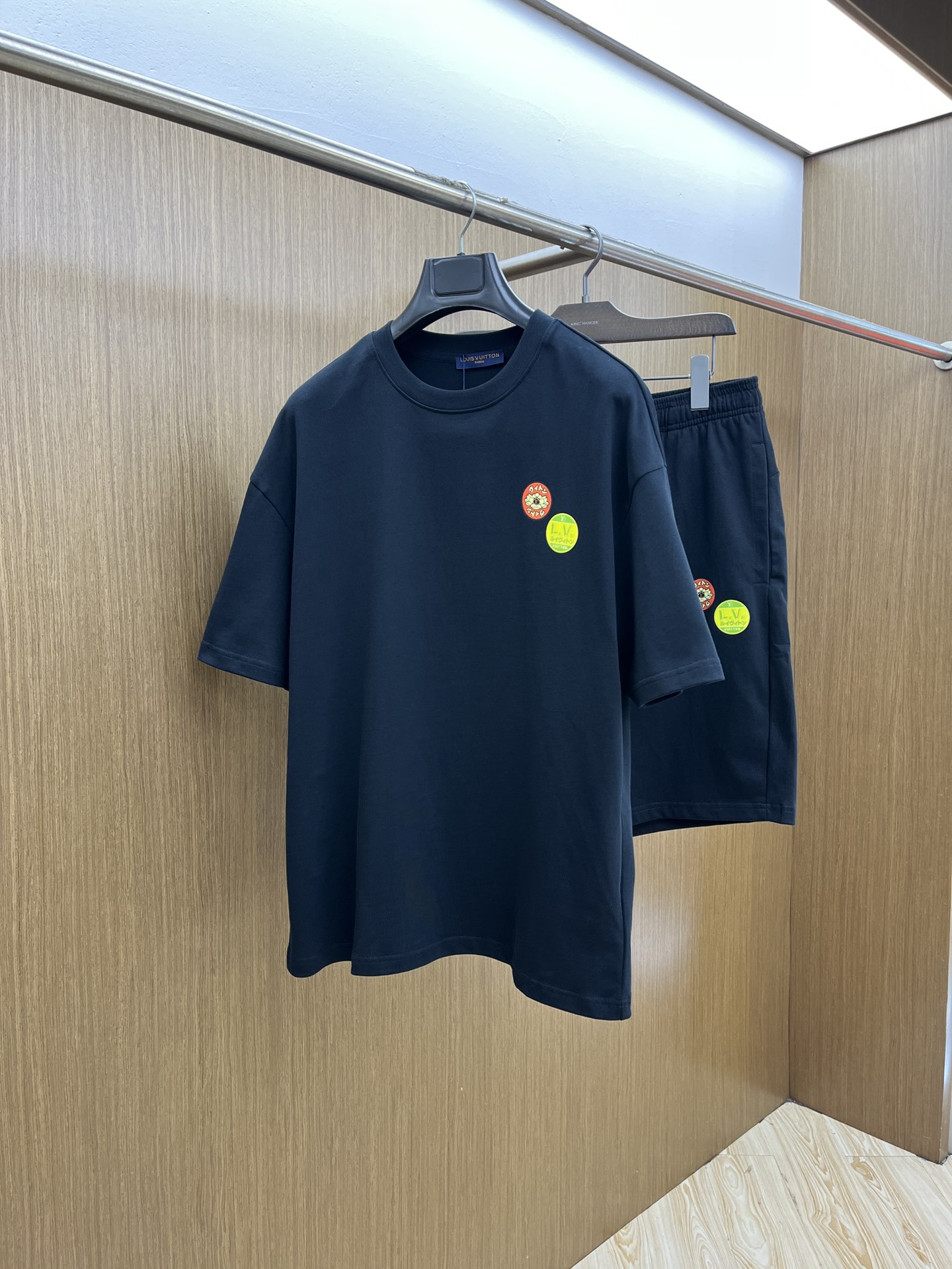 NO:447346,New/set LV spring and summer latest casual shorts short sleeve suit, men and women's trading company channels are available, and it is released on the official website at the same time!  Basically, it will have its back every season, and I look forward to the performances of all trendy men and women!  This model is made of top-grade pure cotton washing water materials!  It is hard to pick on whether it is skin-friendly or breathable when worn in close-fitting!  The upper body looks very white and supports the complexion of the skin!  Loose style cut, a33 can easily match your own fashionable and high-end outfits S-XL,,louis vuitton, shorts,T-shirt,alexander wang19860909新款/套 LV 春夏最新款休闲短裤短袖套装,男女款 贸易公司渠道稀出,同步官网发售！基本每一季都会有它的背影所在,期待着所有潮男潮女们的演绎！此款选用客供顶级纯棉洗水材质打造！贴身穿着亲肤感与透气性都无法挑剔！上身非常的显白承托肤色！宽松版型裁剪,a33无论男女皆可轻松搭配出属于自我的时尚高级穿搭 尺码S-XL,,louis vuitton,shorts,T-shirt,alexander wang,Men's clothing