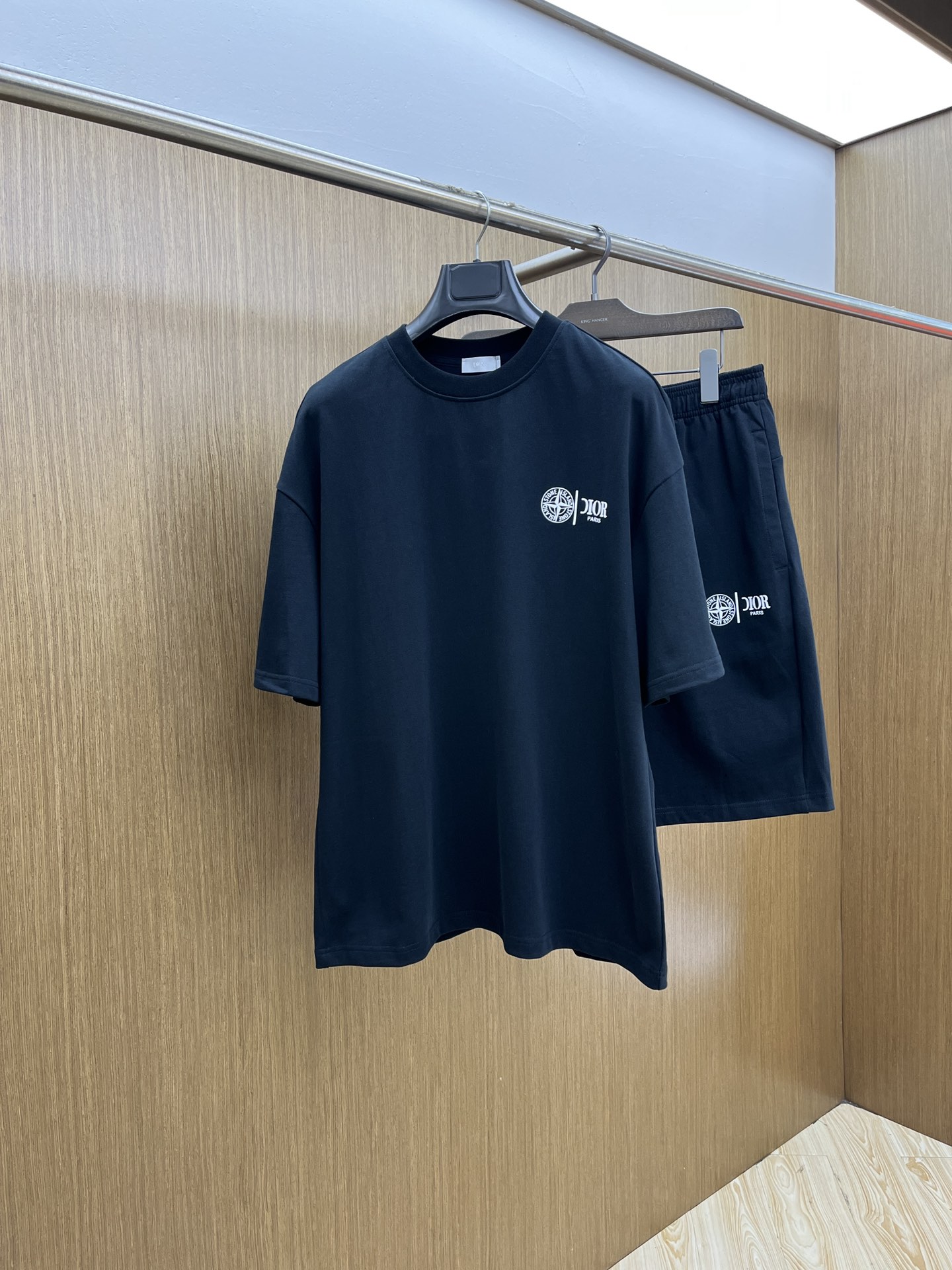 NO:447353,New/set CD The latest casual shorts shorts suit in spring and summer, for men and women. Trading company channels are available, and it is released on the official website at the same time!  Basically, it will have its back every season, and I look forward to the performances of all trendy men and women!  This model is made of top-grade pure cotton washing water materials!  It is hard to pick on whether it is skin-friendly or breathable when worn in close-fitting!  The upper body looks very white and supports the complexion of the skin!  Loose style cut, a33 can easily match your own fashionable and high-end outfits S-XL, shorts, T-shirt, alexander wang19860909新款/套 CD 春夏最新款休闲短裤短袖套装,男女款 贸易公司渠道稀出,同步官网发售！基本每一季都会有它的背影所在,期待着所有潮男潮女们的演绎！此款选用客供顶级纯棉洗水材质打造！贴身穿着亲肤感与透气性都无法挑剔！上身非常的显白承托肤色！宽松版型裁剪,a33无论男女皆可轻松搭配出属于自我的时尚高级穿搭 尺码S-XL,,shorts,T-shirt,alexander wang,Men's clothing