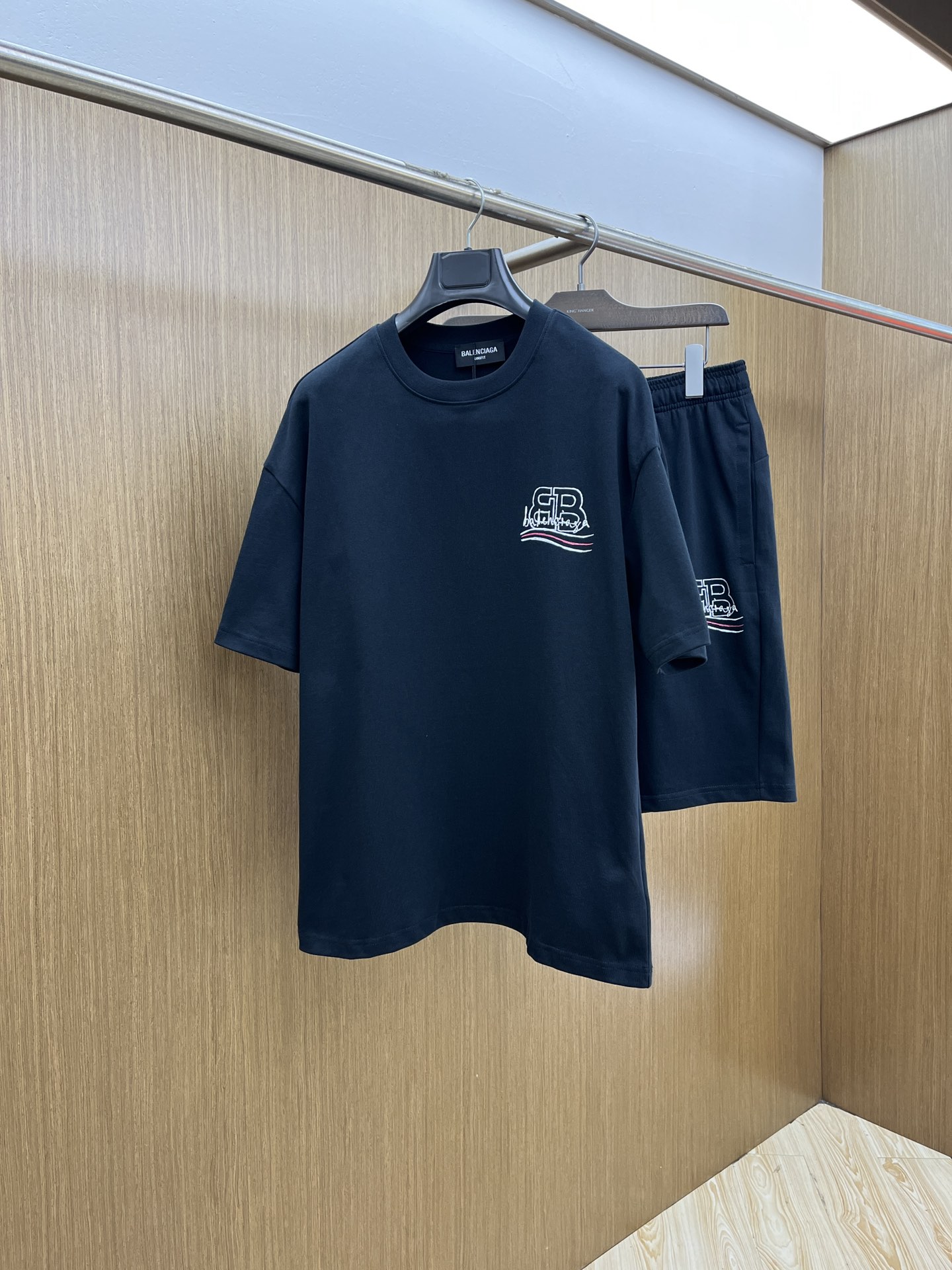 NO:447359,New/set BBG Spring and Summer latest casual shorts short sleeve suit, men and women's styles, with few channels for trading companies, and they are on sale on the official website at the same time!  Basically, it will have its back every season, and I look forward to the performances of all trendy men and women!  This model is made of top-grade pure cotton washing water materials!  It is hard to pick on whether it is skin-friendly or breathable when worn in close-fitting!  The upper body looks very white and supports the complexion of the skin!  Loose style cut, a33 can easily match your own fashionable and high-end outfits S-XL, shorts, T-shirt, alexander wang19860909新款/套 BBG 春夏最新款休闲短裤短袖套装,男女款 贸易公司渠道稀出,同步官网发售！基本每一季都会有它的背影所在,期待着所有潮男潮女们的演绎！此款选用客供顶级纯棉洗水材质打造！贴身穿着亲肤感与透气性都无法挑剔！上身非常的显白承托肤色！宽松版型裁剪,a33无论男女皆可轻松搭配出属于自我的时尚高级穿搭 尺码S-XL,,shorts,T-shirt,alexander wang,Men's clothing