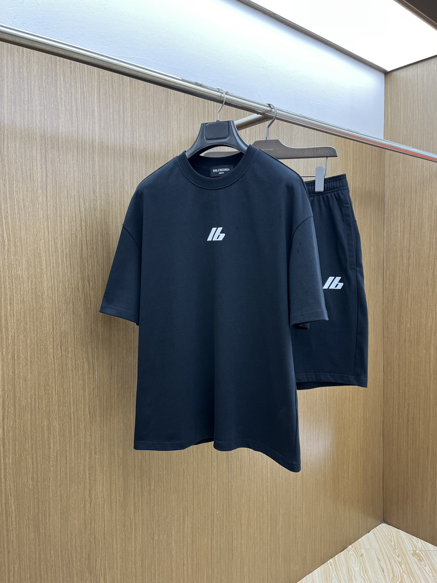 NO:454405,New/set BBG Spring and Summer latest casual shorts short sleeve suit, men and women's styles, with few channels for trading companies, and they are on sale on the official website at the same time!  Basically, it will have its back every season, and I look forward to the performances of all trendy men and women!  This model is made of top-grade pure cotton washing water materials!  It is hard to pick on whether it is skin-friendly or breathable when worn in close-fitting!  The upper body looks very white and supports the complexion of the skin!  Loose style cut, a33 can easily match your own fashionable and high-end outfits S-XL, shorts, T-shirt, alexander wang19860909新款/套 BBG 春夏最新款休闲短裤短袖套装,男女款 贸易公司渠道稀出,同步官网发售！基本每一季都会有它的背影所在,期待着所有潮男潮女们的演绎！此款选用客供顶级纯棉洗水材质打造！贴身穿着亲肤感与透气性都无法挑剔！上身非常的显白承托肤色！宽松版型裁剪,a33无论男女皆可轻松搭配出属于自我的时尚高级穿搭 尺码S-XL,,shorts,T-shirt,alexander wang,Men's clothing