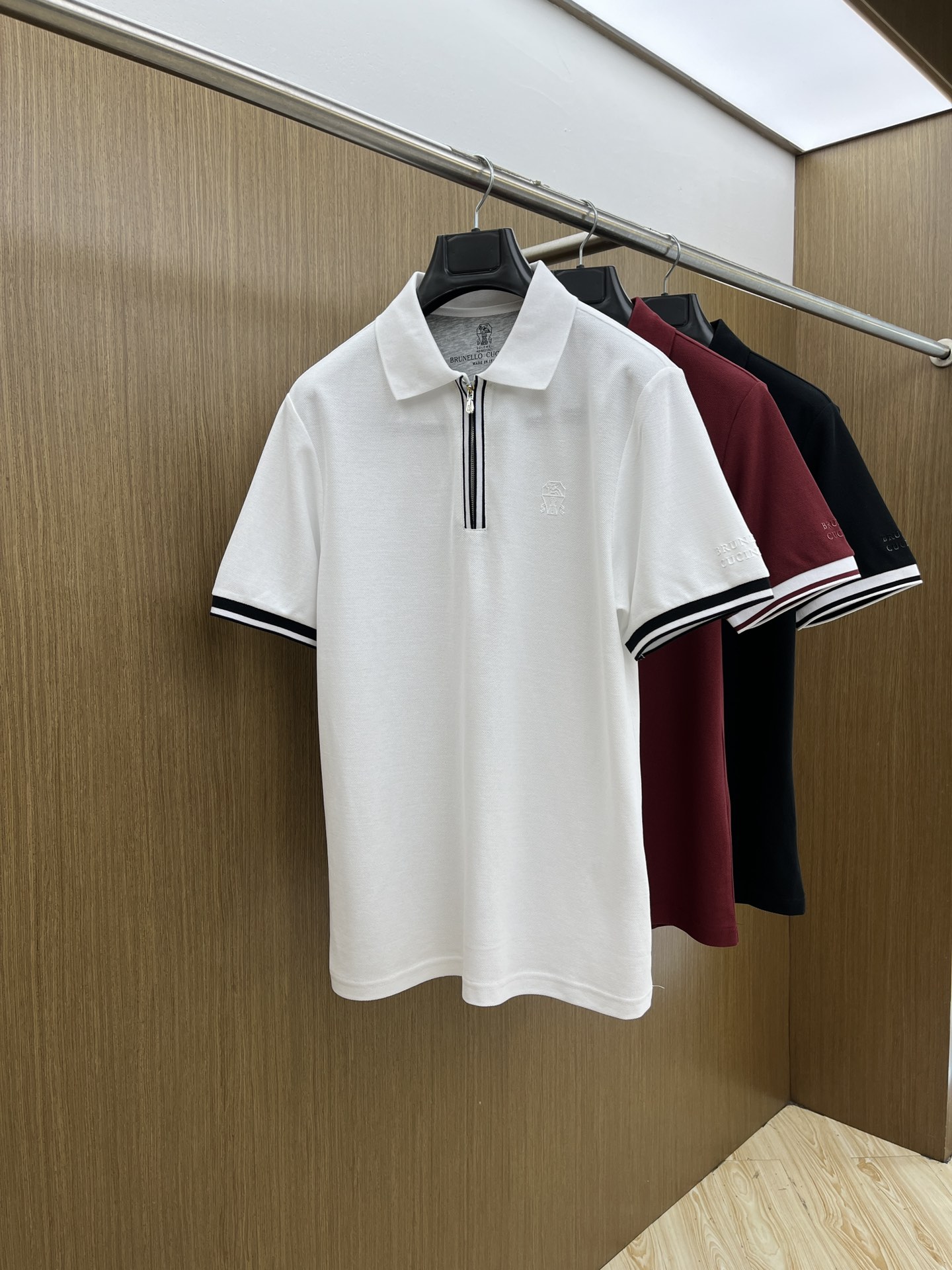 NO:421526,New BC exclusive custom craftsmanship model, special counter synchronizes new 2025ss summer products, classic logo logo on men's chest business casual contrast collar short-sleeved Polo shirt!  Trading companies have sparse channels and GW is on sale at the same time!  The visual is quite exquisite and beautiful, showing the brand's characteristics, with high recognition and fashionable feel. The overall design explains minimalism to the extreme, simple and generous!  The imported bead floor cotton is selected for customers. The fabric feels soft and light, with an unparalleled comfortable texture, close-fitting and skin-friendly and breathable. The simple stand-up collar design modifies the neck lines and demonstrates a capable and neat temperament. The loose style is good for the body and has no sense of restraint. The classic logo embroidery on the chest of the clothes, and the letters and logo of the back collar brand jacquard knitted threads are echoed. It is a symbol of identity and high luxury status. The texture is quite broad and not easy to deform. The whole POLO shirt is uniform and casual in style. It exudes a hint of masculine charm in every way. The craftsmanship is exquisite and exquisite, with an extraordinary sense of high-end, setting off the elegant and generous image of men. Bok size 48/M-56/3XL 48 Shoulder width 42 bust 98 Long 67 sleeve length 21 50  Shoulder width 44 bust 102 garment length 68 sleeves 22 52 Shoulder width 46 bust 106 garment length 69 sleeves 23 54 Shoulder width 48 bust 110 garment length 70 sleeves 24 56 Shoulder width 50 bust 114 garment length 71 sleeves 25, T-shirt,alexander wang19860909新款 BC 独家定制工艺款 ,专柜同步2025ss夏季新品,男士胸前经典徽标标识商务休闲撞色领短袖Polo衫！贸易公司渠道稀出,同步GW发售！视觉颇为精致美观,彰显了品牌特质,辨识度极高且极具时髦感,整体的设计将极简主义阐释到极致,,简约而大方！选用客供进口珠地棉,面料手感软糯轻薄,有着无与伦比的舒适质感,贴身干爽亲肤透气性极强,简洁的立领设计,修饰颈部线条,彰显干练利落气质.宽松版型,对身材包容性好,穿着没有束缚感.衣身胸前经典徽标刺绣点缀,搭配后领品牌字母徽标提花针织螺纹相呼应.则是身份与高奢地位的象征,质地挺阔不易变形,整件POLO衫风格统一潇洒随性,举止投足间又隐隐散发出一丝男性魅力,工艺精湛考究,拥有不凡的高级感,衬托出儒雅大方的男士形象bok尺码48/M-56/3XL 48 肩宽42胸围98 衣长67袖长21 50 肩宽44胸围102衣长68袖长22 52 肩宽46胸围106衣长69袖长23 54 肩宽48胸围110衣长70袖长24 56 肩宽50胸围114衣长71袖长25,,T-shirt,alexander wang,Men's clothing