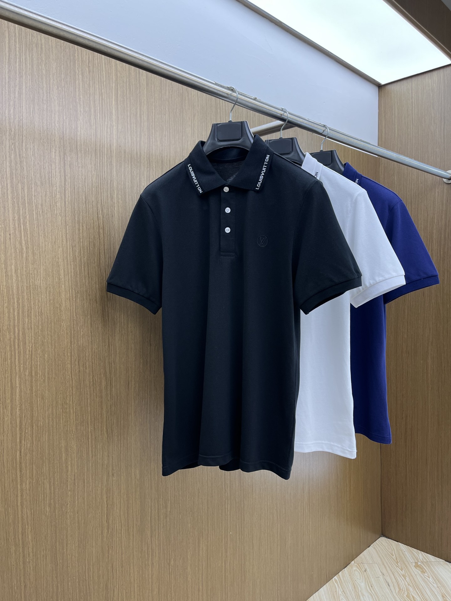 NO:421536,New Lv exclusive customized craftsmanship model, 2025ss summer new product synchronized by the counter, classic logo on men's chest, business casual contrast collar short-sleeved Polo shirt!  Trading companies have sparse channels and GW is on sale at the same time!  The visual is quite exquisite and beautiful, showing the brand's characteristics, with high recognition and fashionable feel. The overall design explains minimalism to the extreme, simple and generous!  Use imported bead floor cotton. The fabric feels soft and light, with an unparalleled comfortable texture, close-fitting and skin-friendly and breathable. The simple stand-up collar design modifies the neck lines and demonstrates a capable and neat temperament. The loose style is good for the body and has no sense of restraint. The classic logo embroidery on the chest of the clothes, and the letters and logo of the back collar brand jacquard knitted threads are echoed. It is a symbol of identity and high luxury status. The texture is quite broad and not easy to deform. The whole POLO shirt is uniform and casual in style. It exudes a hint of masculine charm in every manner. The craftsmanship is exquisite and exquisite, with extraordinary high-end feeling, setting off the elegant and generous image of men. Bok size 48/M-56/3XL 48 Shoulder width 42 bust 98 Long 67 sleeve length 21 50  Shoulder width 44 bust 102 garment length 68 sleeves 22 52 Shoulder width 46 bust 106 garment length 69 sleeves 23 54 Shoulder width 48 bust 110 garment length 70 sleeves 24 56 Shoulder width 50 bust 114 garment length 71 sleeves 25, louis vuitton, T-shirt, alexander wang19860909新款 Lv 独家定制工艺款 ,专柜同步2025ss夏季新品,男士胸前经典徽标标识商务休闲撞色领短袖Polo衫！贸易公司渠道稀出,同步GW发售！视觉颇为精致美观,彰显了品牌特质,辨识度极高且极具时髦感,整体的设计将极简主义阐释到极致,,简约而大方！选用客供进口珠地棉,面料手感软糯轻薄,有着无与伦比的舒适质感,贴身干爽亲肤透气性极强,简洁的立领设计,修饰颈部线条,彰显干练利落气质.宽松版型,对身材包容性好,穿着没有束缚感.衣身胸前经典徽标刺绣点缀,搭配后领品牌字母徽标提花针织螺纹相呼应.则是身份与高奢地位的象征,质地挺阔不易变形,整件POLO衫风格统一潇洒随性,举止投足间又隐隐散发出一丝男性魅力,工艺精湛考究,拥有不凡的高级感,衬托出儒雅大方的男士形象bok尺码48/M-56/3XL 48 肩宽42胸围98 衣长67袖长21 50 肩宽44胸围102衣长68袖长22 52 肩宽46胸围106衣长69袖长23 54 肩宽48胸围110衣长70袖长24 56 肩宽50胸围114衣长71袖长25,,louis vuitton,T-shirt,alexander wang,Men's clothing