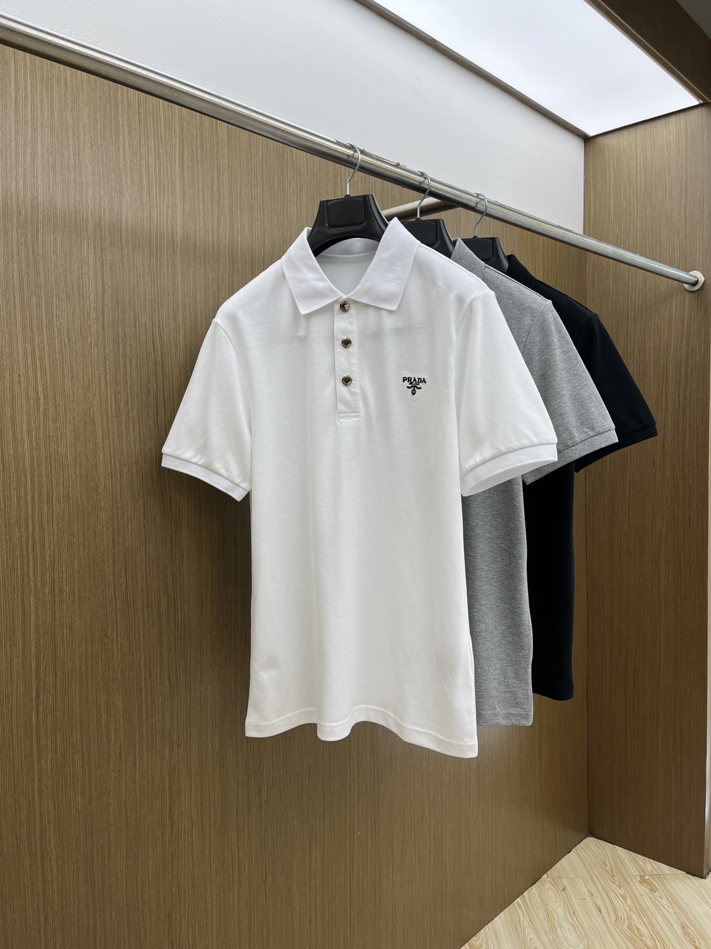 NO:421552,New PD exclusive customized craftsmanship model, 2025ss summer new product synchronized by the counter, classic logo on men's chest, business casual contrast collar short-sleeved Polo shirt!  Trading companies have sparse channels and GW is on sale at the same time!  The visual is quite exquisite and beautiful, showing the brand's characteristics, with high recognition and fashionable feel. The overall design explains minimalism to the extreme, simple and generous!  The imported bead floor cotton is selected for customers. The fabric feels soft and light, with an unparalleled comfortable texture, close-fitting and skin-friendly and breathable. The simple stand-up collar design modifies the neck lines and demonstrates a capable and neat temperament. The loose style is good for the body and has no sense of restraint. The classic logo embroidery on the chest of the clothes, and the letters and logo of the back collar brand jacquard knitted threads are echoed. It is a symbol of identity and high luxury status. The texture is quite broad and not easy to deform. The whole POLO shirt is uniform and casual in style. It exudes a hint of masculine charm in every way. The craftsmanship is exquisite and exquisite, with an extraordinary sense of high-end, setting off the elegant and generous image of men. Bok size 48/M-56/3XL 48 Shoulder width 42 bust 98 Long 67 sleeve length 21 50  Shoulder width 44 bust 102 garment length 68 sleeves 22 52 Shoulder width 46 bust 106 garment length 69 sleeves 23 54 Shoulder width 48 bust 110 garment length 70 sleeves 24 56 Shoulder width 50 bust 114 garment length 71 sleeves 25, T-shirt,alexander wang19860909新款 PD 独家定制工艺款 ,专柜同步2025ss夏季新品,男士胸前经典徽标标识商务休闲撞色领短袖Polo衫！贸易公司渠道稀出,同步GW发售！视觉颇为精致美观,彰显了品牌特质,辨识度极高且极具时髦感,整体的设计将极简主义阐释到极致,,简约而大方！选用客供进口珠地棉,面料手感软糯轻薄,有着无与伦比的舒适质感,贴身干爽亲肤透气性极强,简洁的立领设计,修饰颈部线条,彰显干练利落气质.宽松版型,对身材包容性好,穿着没有束缚感.衣身胸前经典徽标刺绣点缀,搭配后领品牌字母徽标提花针织螺纹相呼应.则是身份与高奢地位的象征,质地挺阔不易变形,整件POLO衫风格统一潇洒随性,举止投足间又隐隐散发出一丝男性魅力,工艺精湛考究,拥有不凡的高级感,衬托出儒雅大方的男士形象bok尺码48/M-56/3XL 48 肩宽42胸围98 衣长67袖长21 50 肩宽44胸围102衣长68袖长22 52 肩宽46胸围106衣长69袖长23 54 肩宽48胸围110衣长70袖长24 56 肩宽50胸围114衣长71袖长25,,T-shirt,alexander wang,Men's clothing