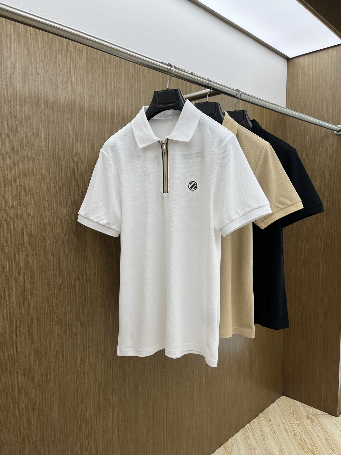 NO:421561,New ZZ exclusive custom craftsmanship model, 2025ss summer new product synchronized by the counter, classic logo on men's chest, business casual contrast collar short-sleeved Polo shirt!  Trading companies have sparse channels and GW is on sale at the same time!  The visual is quite exquisite and beautiful, showing the brand's characteristics, with high recognition and fashionable feel. The overall design explains minimalism to the extreme, simple and generous!  The imported bead floor cotton is selected for customers. The fabric feels soft and light, with an unparalleled comfortable texture, close-fitting and skin-friendly and breathable. The simple stand-up collar design modifies the neck lines and demonstrates a capable and neat temperament. The loose style is good for the body and has no sense of restraint. The classic logo embroidery on the chest of the clothes, and the letters and logo of the back collar brand jacquard knitted threads are echoed. It is a symbol of identity and high luxury status. The texture is quite broad and not easy to deform. The whole POLO shirt is uniform and casual in style. It exudes a hint of masculine charm in every way. The craftsmanship is exquisite and exquisite, with an extraordinary sense of high-end, setting off the elegant and generous image of men. Bok size 48/M-56/3XL 48 Shoulder width 42 bust 98 Long 67 sleeve length 21 50  Shoulder width 44 bust 102 garment length 68 sleeves 22 52 Shoulder width 46 bust 106 garment length 69 sleeves 23 54 Shoulder width 48 bust 110 garment length 70 sleeves 24 56 Shoulder width 50 bust 114 garment length 71 sleeves 25, T-shirt,alexander wang19860909新款 ZZ 独家定制工艺款 ,专柜同步2025ss夏季新品,男士胸前经典徽标标识商务休闲撞色领短袖Polo衫！贸易公司渠道稀出,同步GW发售！视觉颇为精致美观,彰显了品牌特质,辨识度极高且极具时髦感,整体的设计将极简主义阐释到极致,,简约而大方！选用客供进口珠地棉,面料手感软糯轻薄,有着无与伦比的舒适质感,贴身干爽亲肤透气性极强,简洁的立领设计,修饰颈部线条,彰显干练利落气质.宽松版型,对身材包容性好,穿着没有束缚感.衣身胸前经典徽标刺绣点缀,搭配后领品牌字母徽标提花针织螺纹相呼应.则是身份与高奢地位的象征,质地挺阔不易变形,整件POLO衫风格统一潇洒随性,举止投足间又隐隐散发出一丝男性魅力,工艺精湛考究,拥有不凡的高级感,衬托出儒雅大方的男士形象bok尺码48/M-56/3XL 48 肩宽42胸围98 衣长67袖长21 50 肩宽44胸围102衣长68袖长22 52 肩宽46胸围106衣长69袖长23 54 肩宽48胸围110衣长70袖长24 56 肩宽50胸围114衣长71袖长25,,T-shirt,alexander wang,Men's clothing