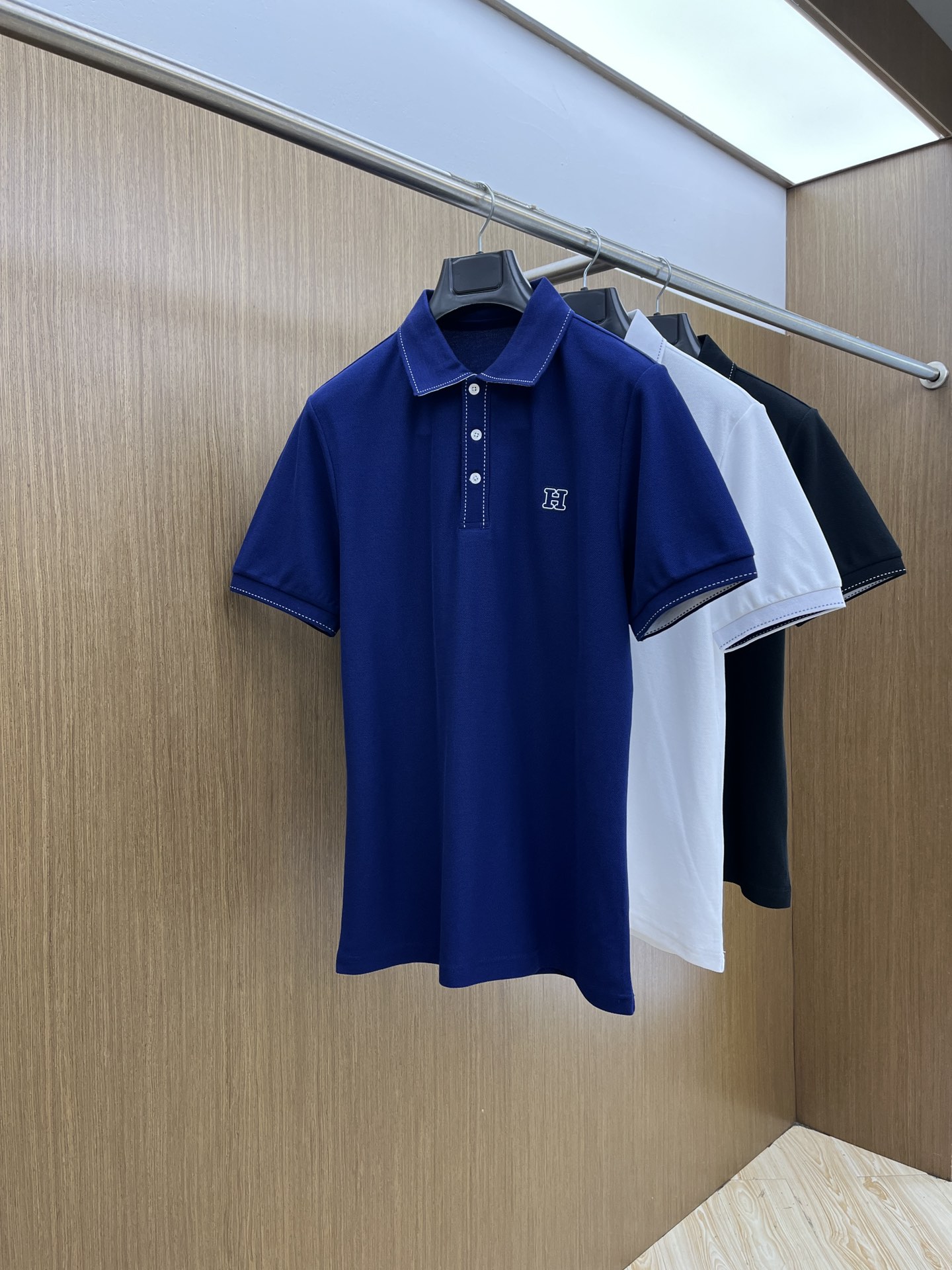 NO:421571,New Her exclusive custom craftsmanship model, 2025ss summer new product synchronized by the counter, classic logo on men's chest, business casual contrast collar short-sleeved Polo shirt!  Trading companies have sparse channels and GW is on sale at the same time!  The visual is quite exquisite and beautiful, showing the brand's characteristics, with high recognition and fashionable feel. The overall design explains minimalism to the extreme, simple and generous!  Use imported bead floor cotton. The fabric feels soft and light, with an unparalleled comfortable texture, close-fitting and skin-friendly and breathable. The simple stand-up collar design modifies the neck lines and demonstrates a capable and neat temperament. The loose style is good for the body and has no sense of restraint. The classic logo embroidery on the chest of the clothes, and the letters and logo of the back collar brand jacquard knitted threads are echoed. It is a symbol of identity and high luxury status. The texture is quite broad and not easy to deform. The whole POLO shirt is uniform and casual in style. It exudes a hint of masculine charm in every manner. The craftsmanship is exquisite and exquisite, with extraordinary high-end feeling, setting off the elegant and generous image of men. Bok size 48/M-56/3XL 48 Shoulder width 42 bust 98 Long 67 sleeve length 21 50  Shoulder width 44 bust 102 garment length 68 sleeves 22 52 Shoulder width 46 bust 106 garment length 69 sleeves 23 54 Shoulder width 48 bust 110 garment length 70 sleeves 24 56 Shoulder width 50 bust 114 garment length 71 sleeves 25, T-shirt,alexander wang19860909新款 Her 独家定制工艺款 ,专柜同步2025ss夏季新品,男士胸前经典徽标标识商务休闲撞色领短袖Polo衫！贸易公司渠道稀出,同步GW发售！视觉颇为精致美观,彰显了品牌特质,辨识度极高且极具时髦感,整体的设计将极简主义阐释到极致,,简约而大方！选用客供进口珠地棉,面料手感软糯轻薄,有着无与伦比的舒适质感,贴身干爽亲肤透气性极强,简洁的立领设计,修饰颈部线条,彰显干练利落气质.宽松版型,对身材包容性好,穿着没有束缚感.衣身胸前经典徽标刺绣点缀,搭配后领品牌字母徽标提花针织螺纹相呼应.则是身份与高奢地位的象征,质地挺阔不易变形,整件POLO衫风格统一潇洒随性,举止投足间又隐隐散发出一丝男性魅力,工艺精湛考究,拥有不凡的高级感,衬托出儒雅大方的男士形象bok尺码48/M-56/3XL 48 肩宽42胸围98 衣长67袖长21 50 肩宽44胸围102衣长68袖长22 52 肩宽46胸围106衣长69袖长23 54 肩宽48胸围110衣长70袖长24 56 肩宽50胸围114衣长71袖长25,,T-shirt,alexander wang,Men's clothing