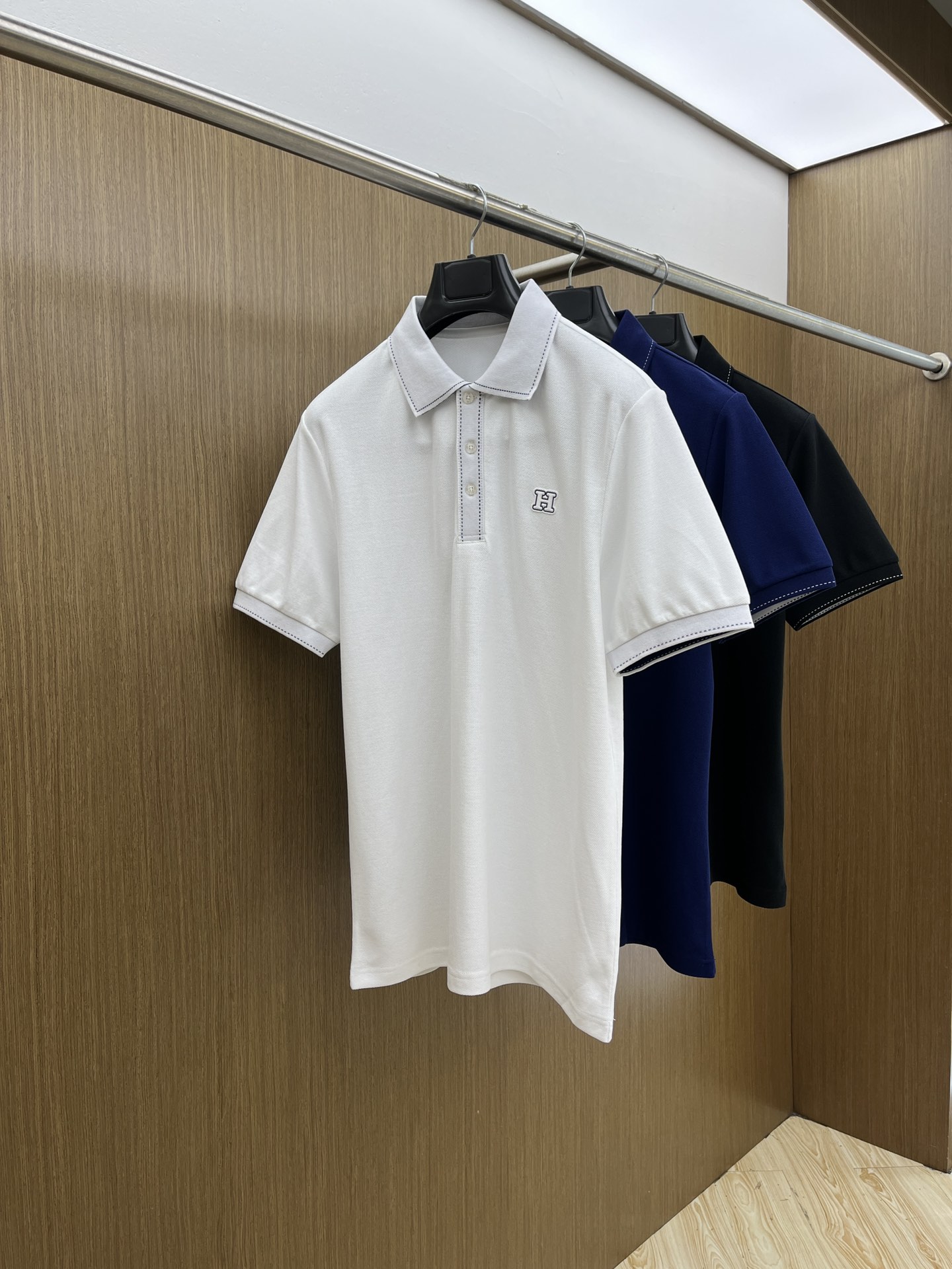 NO:421581,New HER exclusive custom craftsmanship model, special counter synchronizes new 2025ss summer products, classic logo logo on men's chest business casual contrast collar short-sleeved Polo shirt!  Trading companies have sparse channels and GW is on sale at the same time!  The visual is quite exquisite and beautiful, showing the brand's characteristics, with high recognition and fashionable feel. The overall design explains minimalism to the extreme, simple and generous!  The imported bead floor cotton is selected for customers. The fabric feels soft and light, with an unparalleled comfortable texture, close-fitting and skin-friendly and breathable. The simple stand-up collar design modifies the neck lines and demonstrates a capable and neat temperament. The loose style is good for the body and has no sense of restraint. The classic logo embroidery on the chest of the clothes, and the letters and logo of the back collar brand jacquard knitted threads are echoed. It is a symbol of identity and high luxury status. The texture is quite broad and not easy to deform. The whole POLO shirt is uniform and casual in style. It exudes a hint of masculine charm in every way. The craftsmanship is exquisite and exquisite, with an extraordinary sense of high-end, setting off the elegant and generous image of men. Bok size 48/M-56/3XL 48 Shoulder width 42 bust 98 Long 67 sleeve length 21 50  Shoulder width 44 bust 102 garment length 68 sleeves 22 52 Shoulder width 46 bust 106 garment length 69 sleeves 23 54 Shoulder width 48 bust 110 garment length 70 sleeves 24 56 Shoulder width 50 bust 114 garment length 71 sleeves 25, T-shirt,alexander wang19860909新款 HER 独家定制工艺款 ,专柜同步2025ss夏季新品,男士胸前经典徽标标识商务休闲撞色领短袖Polo衫！贸易公司渠道稀出,同步GW发售！视觉颇为精致美观,彰显了品牌特质,辨识度极高且极具时髦感,整体的设计将极简主义阐释到极致,,简约而大方！选用客供进口珠地棉,面料手感软糯轻薄,有着无与伦比的舒适质感,贴身干爽亲肤透气性极强,简洁的立领设计,修饰颈部线条,彰显干练利落气质.宽松版型,对身材包容性好,穿着没有束缚感.衣身胸前经典徽标刺绣点缀,搭配后领品牌字母徽标提花针织螺纹相呼应.则是身份与高奢地位的象征,质地挺阔不易变形,整件POLO衫风格统一潇洒随性,举止投足间又隐隐散发出一丝男性魅力,工艺精湛考究,拥有不凡的高级感,衬托出儒雅大方的男士形象bok尺码48/M-56/3XL 48 肩宽42胸围98 衣长67袖长21 50 肩宽44胸围102衣长68袖长22 52 肩宽46胸围106衣长69袖长23 54 肩宽48胸围110衣长70袖长24 56 肩宽50胸围114衣长71袖长25,,T-shirt,alexander wang,Men's clothing