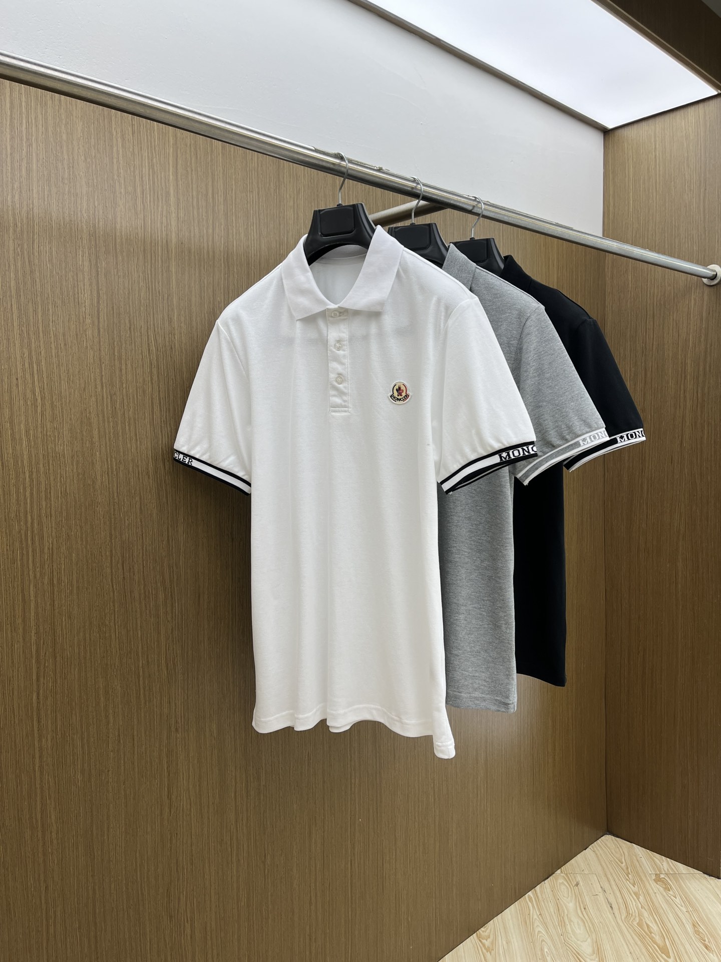 NO:421591,New Mon exclusive custom craftsmanship model, 2025ss summer new product synchronized by the counter, classic logo on men's chest, business casual contrast collar short-sleeved Polo shirt!  Trading companies have sparse channels and GW is on sale at the same time!  The visual is quite exquisite and beautiful, showing the brand's characteristics, with high recognition and fashionable feel. The overall design explains minimalism to the extreme, simple and generous!  The imported bead floor cotton is selected for customers. The fabric feels soft and light, with an unparalleled comfortable texture, close-fitting and skin-friendly and breathable. The simple stand-up collar design modifies the neck lines and demonstrates a capable and neat temperament. The loose style is good for the body and has no sense of restraint. The classic logo embroidery on the chest of the clothes, and the letters and logo of the back collar brand jacquard knitted threads are echoed. It is a symbol of identity and high luxury status. The texture is quite broad and not easy to deform. The whole POLO shirt is uniform and casual in style. It exudes a hint of masculine charm in every way. The craftsmanship is exquisite and exquisite, with an extraordinary sense of high-end, setting off the elegant and generous image of men. Bok size 48/M-56/3XL 48 Shoulder width 42 bust 98 Long 67 sleeve length 21 50  Shoulder width 44 bust 102 garment length 68 sleeves 22 52 Shoulder width 46 bust 106 garment length 69 sleeves 23 54 Shoulder width 48 bust 110 garment length 70 sleeves 24 56 Shoulder width 50 bust 114 garment length 71 sleeves 25, T-shirt,alexander wang19860909新款 Mon 独家定制工艺款 ,专柜同步2025ss夏季新品,男士胸前经典徽标标识商务休闲撞色领短袖Polo衫！贸易公司渠道稀出,同步GW发售！视觉颇为精致美观,彰显了品牌特质,辨识度极高且极具时髦感,整体的设计将极简主义阐释到极致,,简约而大方！选用客供进口珠地棉,面料手感软糯轻薄,有着无与伦比的舒适质感,贴身干爽亲肤透气性极强,简洁的立领设计,修饰颈部线条,彰显干练利落气质.宽松版型,对身材包容性好,穿着没有束缚感.衣身胸前经典徽标刺绣点缀,搭配后领品牌字母徽标提花针织螺纹相呼应.则是身份与高奢地位的象征,质地挺阔不易变形,整件POLO衫风格统一潇洒随性,举止投足间又隐隐散发出一丝男性魅力,工艺精湛考究,拥有不凡的高级感,衬托出儒雅大方的男士形象bok尺码48/M-56/3XL 48 肩宽42胸围98 衣长67袖长21 50 肩宽44胸围102衣长68袖长22 52 肩宽46胸围106衣长69袖长23 54 肩宽48胸围110衣长70袖长24 56 肩宽50胸围114衣长71袖长25,,T-shirt,alexander wang,Men's clothing