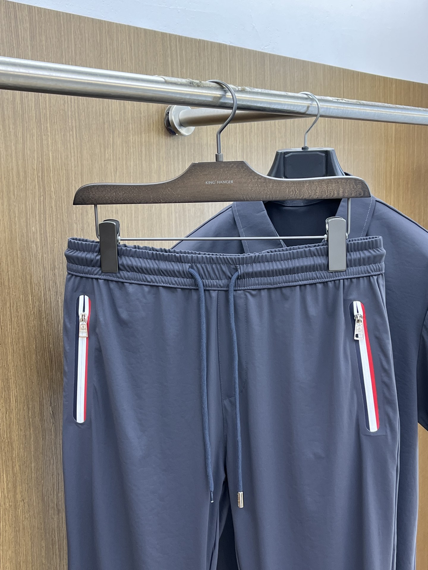 新款/套 Mon 🔥s春夏新品休闲套装 独家定制透气冰丝棉面料，明星最爱时装味休闲简单大方 刺绣织带设计