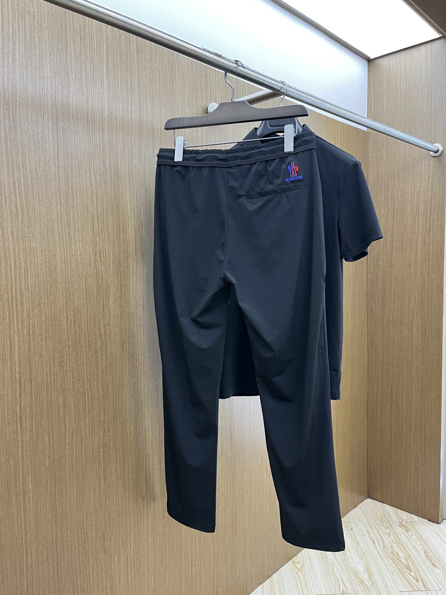 新款/套 Mon 🔥s春夏新品休闲套装 独家定制透气冰丝棉面料，明星最爱时装味休闲简单大方 刺绣织带设计