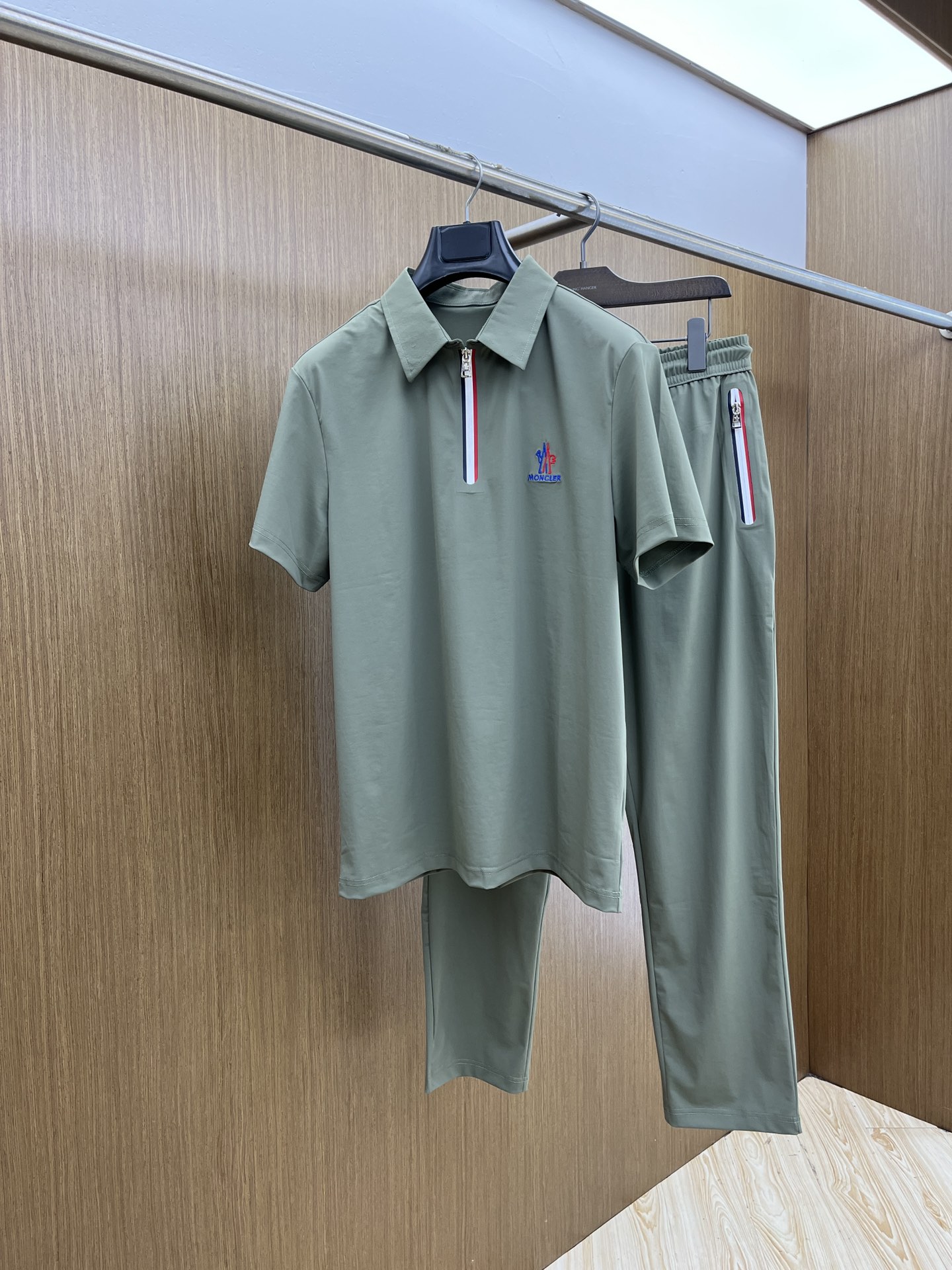 NO:421600,New style/set Mon 1955s spring and summer new casual set Exclusive customized breathable ice silk cotton fabric, celebrities love fashion flavor, casual and simple and generous Embroidery webbing design, craft design, clean and neat tailoring, full of urban style, available for exclusive top-level custom fabrics, soft and dry feel, and the upper body effect is quite stylish. Three-dimensional cutting technology, the pattern is high standard, the right shape version is not tight, just feel good when worn, so many top-level raw materials create high-end products with unparalleled value, the first choice for high-end fashion fashion people, the upper body effect is super good, bok size: 48-56 (model 173, 143 catties upper body 50 sizes!,,alexander wang19860909新款/套 Mon 1955s春夏新品休闲套装 独家定制透气冰丝棉面料,明星最爱时装味休闲简单大方 刺绣织带设计 工艺设计,干净利落剪裁 都市风十足 可供独家顶级定制面料,,手感软糯干爽,上身效果挺括有型.立体裁剪工艺,版型上都是高标准,恰当好处的廓型版,又恰恰不紧绷,穿上心情就好,如此众多的顶级原料,打造出价值感无与伦比的高端产品,高端潮流时尚人士首选,上身效果超级好看,bok码数:48-56（模特173,143斤上身50码 ！,,alexander wang,Men's clothing