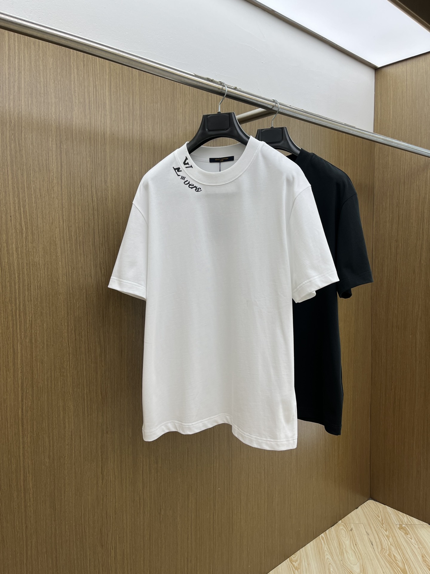 NO:425478,New LV exclusively available for new models for men's casual short sleeves in summer High-end customization High-end version Fashionable and versatile imported cotton fabric Super soft and delicate touch, skin-friendly and comfortable to wear High-end boutique OEM factory fine-made top body very good Men's essential items Complete three standards xd code S-2XL,,louis vuitton, T-shirt, alexander wang19860909新款 LV 夏季独家专供新款原单男士休闲短袖 高端定制 高端版本 时尚百搭爆款进口纯棉面料 手感超柔软细腻 穿着亲肤舒适 高端精品 代工厂精细做上身非常赞 男士必备单品 三标齐全 xd码数S-2XL,,louis vuitton,T-shirt,alexander wang,Men's clothing