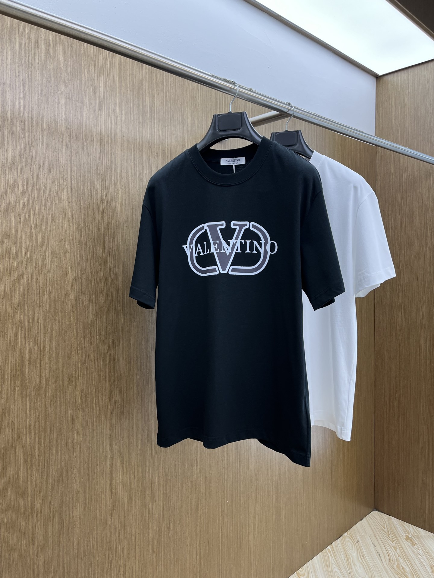 NO:425492,New VLTN exclusively available for new models for men's casual short sleeves in summer. High-end customization. High-end version. Fashionable and versatile imported cotton fabric. Super soft and delicate touch. Comfortable for skin-friendly and comfortable high-end quality. OEM is very good for making the upper body. Must-have items for men. Three-standard, xd code S-2XL, T-shirt, alexander wang19860909新款 VLTN 夏季独家专供新款原单男士休闲短袖 高端定制 高端版本 时尚百搭爆款进口纯棉面料 手感超柔软细腻 穿着亲肤舒适 高端精品 代工厂精细做上身非常赞 男士必备单品 三标齐全 xd码数S-2XL,,T-shirt,alexander wang,Men's clothing