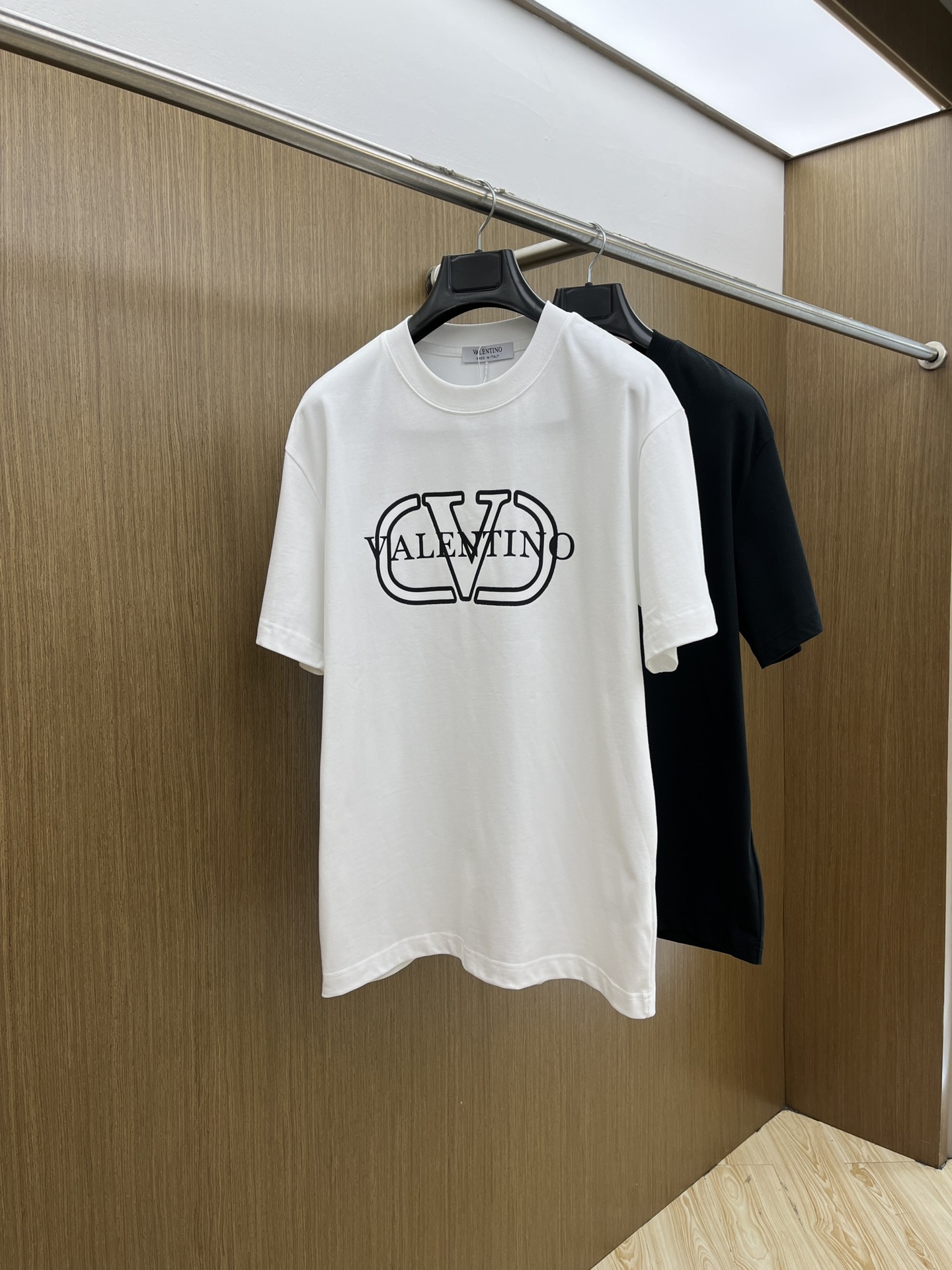 NO:425474,New Vltn exclusively for summer new style original single men's casual short sleeves high-end customization high-end version fashionable and versatile imported cotton fabric super soft and delicate touch, skin-friendly and comfortable to wear High-end boutique OEM factory fine-made top body very good Men's essential items complete three standards xd code S-2XL, T-shirt, alexander wang19860909新款 Vltn 夏季独家专供新款原单男士休闲短袖 高端定制 高端版本 时尚百搭爆款进口纯棉面料 手感超柔软细腻 穿着亲肤舒适 高端精品 代工厂精细做上身非常赞 男士必备单品 三标齐全 xd码数S-2XL,,T-shirt,alexander wang,Men's clothing