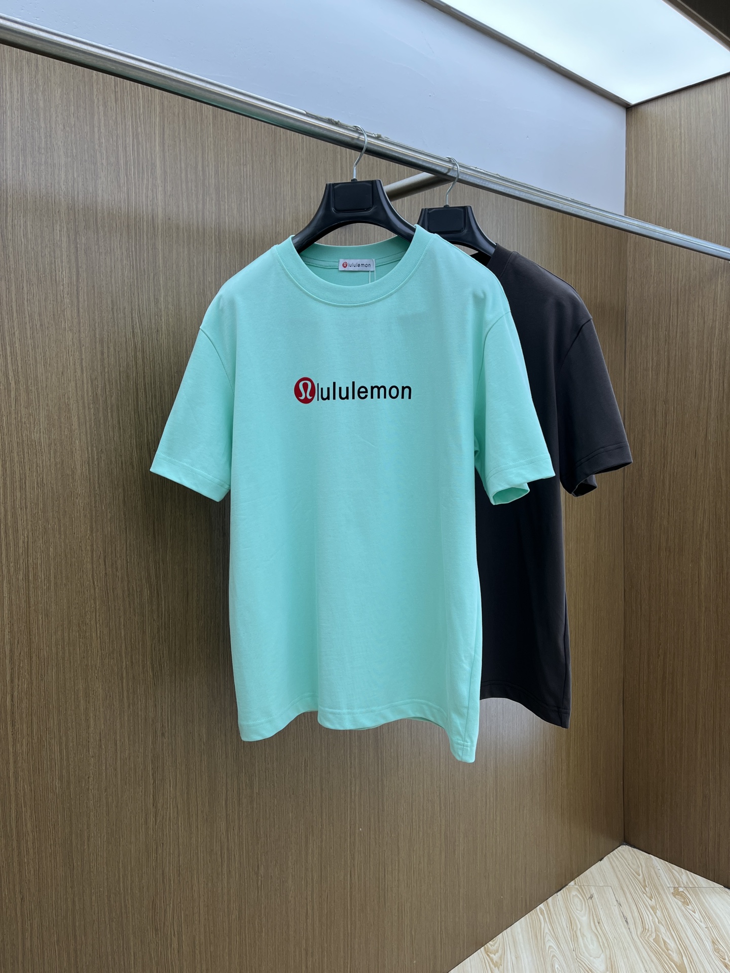 NO:425479,New LULU exclusively available for the new original single men's casual short sleeves in summer High-end customization High-end version Fashionable and versatile imported pure cotton fabric Super soft and delicate touch, skin-friendly and comfortable to wear High-end boutique OEM factory fine-made top body very good Men's essential items Complete three standards xd code S-2XL, T-shirt, alexander wang19860909新款 LULU 夏季独家专供新款原单男士休闲短袖 高端定制 高端版本 时尚百搭爆款进口纯棉面料 手感超柔软细腻 穿着亲肤舒适 高端精品 代工厂精细做上身非常赞 男士必备单品 三标齐全 xd码数S-2XL,,T-shirt,alexander wang,Men's clothing