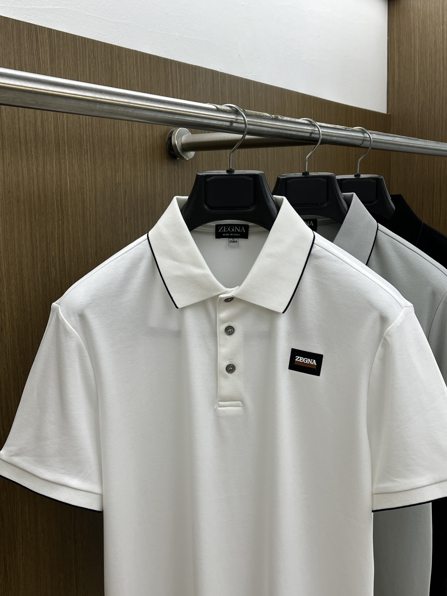 新品 ZZ 🔥🔥春夏新品细纹珠地商务Polo，极简的衣身造型！顶级针织棉质混纺质地 整体的触感极为舒适，