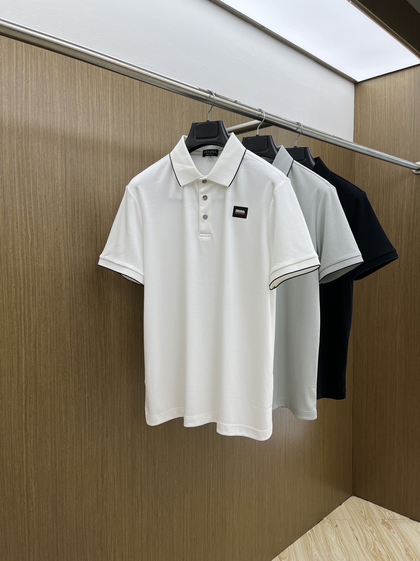 新品 ZZ 🔥🔥春夏新品细纹珠地商务Polo，极简的衣身造型！顶级针织棉质混纺质地 整体的触感极为舒适，