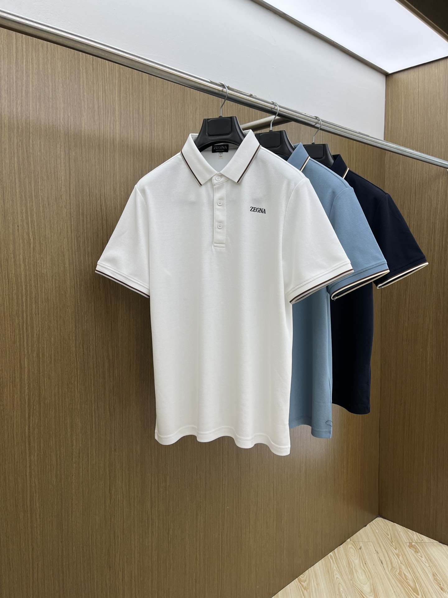 NO:431095,New product ZZ Spring and summer new product fine-texture pearl business Polo, minimalist body shape!  Top-grade knitted cotton blend texture The overall feel is extremely comfortable, with high-end skin-friendly effect, classic fashionable lapel Polo shirt short sleeves. Trading company channel orders, and the official website is released simultaneously. It is simple and elegant, fashionable and versatile, and the quality is even more unsightly!! The quality of the fabric is also as high as ever, soft and stylish, breathable and comfortable. The upper body has a good drape, not easy to deform! It is even more difficult to fade! It makes the overall upper body effect more low-key, luxurious, noble and elegant! It shows a different flavor! Business and casual, fashionable and versatile, fxz is simply a must-have item for every successful man! Number of codes M-3XL, T-shirt, alexander wang19860909新品 ZZ 春夏新品细纹珠地商务Polo,极简的衣身造型！ 顶级针织棉质混纺质地 整体的触感极为舒适,弹力十足亲肤效果高级,经典时尚翻领 Polo衫短袖 贸易公司渠道订单,官网同步发售,简约大气,时尚百搭,品相更是无法挑剔!!面料这块品质也是一如既往的高规格 柔软有型、透气舒适.上身垂感好,不易变形!更不易褪色! 使得整体的上身效果更加的低调奢华,高贵典雅!彰显出别样的风味!商务休闲,时尚百搭,fxz简直是每位成功男士的必备单品! 码数M-3XL,,T-shirt,alexander wang,Men's clothing