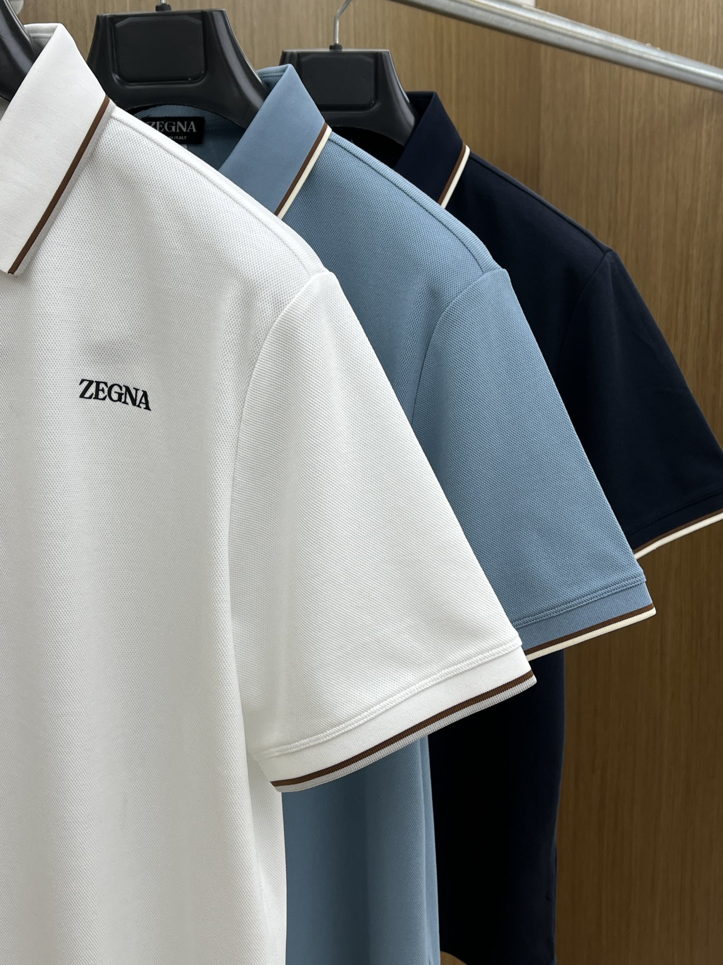 新品 ZZ 🔥🔥春夏新品细纹珠地商务Polo，极简的衣身造型！顶级针织棉质混纺质地 整体的触感极为舒适，