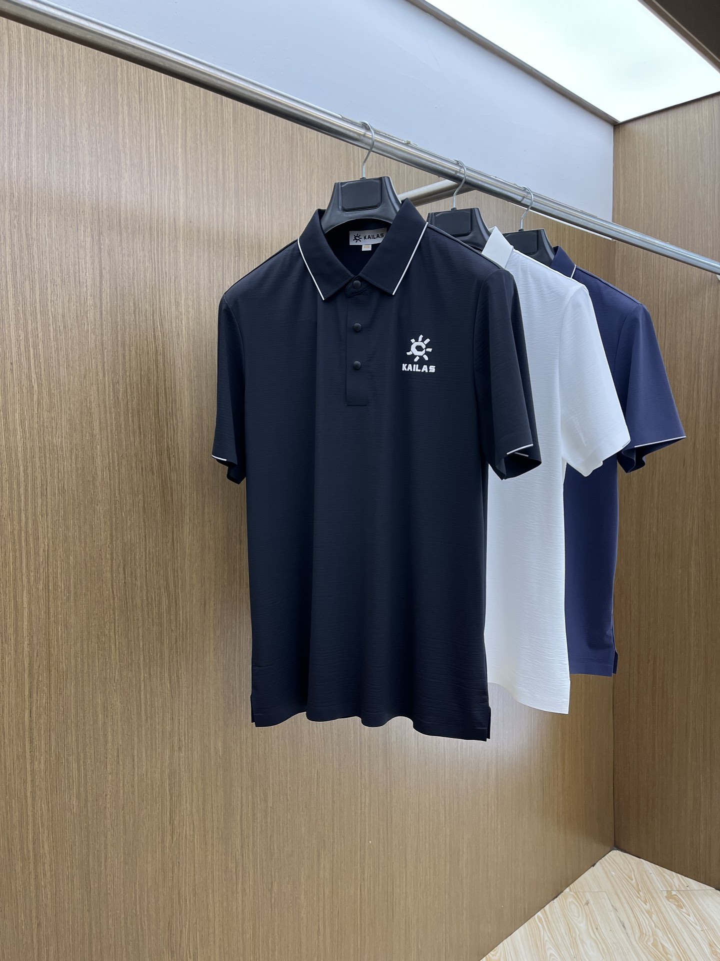 新品 Kai 🔥🔥春夏新品细纹珠地商务Polo，极简的衣身造型！
顶级针织棉质混纺质地 整体的触感极为舒