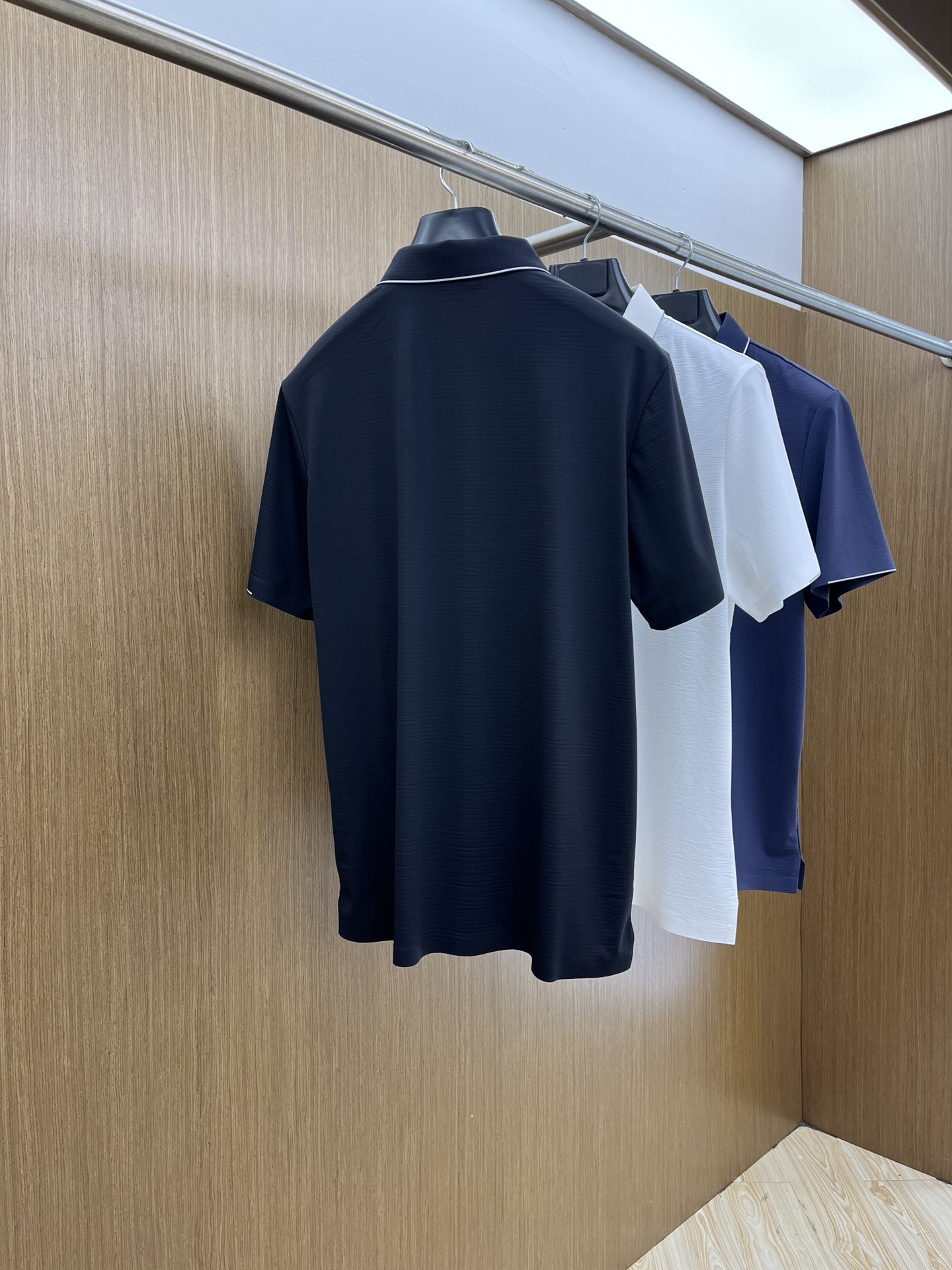 新品 Kai 🔥🔥春夏新品细纹珠地商务Polo，极简的衣身造型！
顶级针织棉质混纺质地 整体的触感极为舒