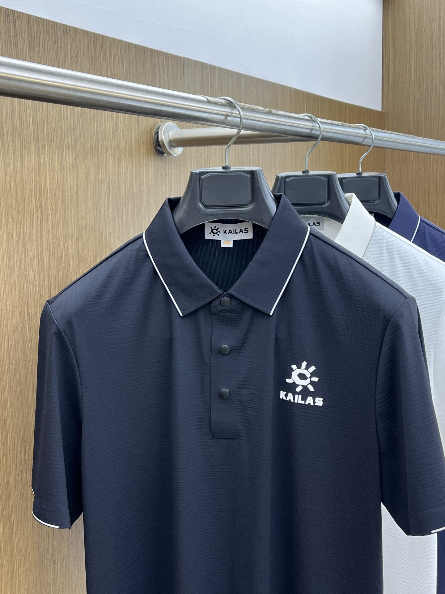 新品 Kai 🔥🔥春夏新品细纹珠地商务Polo，极简的衣身造型！
顶级针织棉质混纺质地 整体的触感极为舒