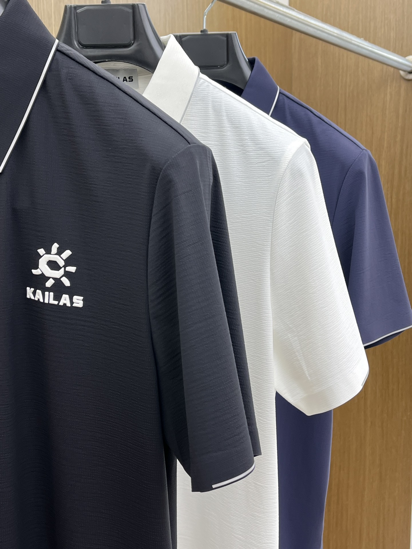 新品 Kai 🔥🔥春夏新品细纹珠地商务Polo，极简的衣身造型！
顶级针织棉质混纺质地 整体的触感极为舒