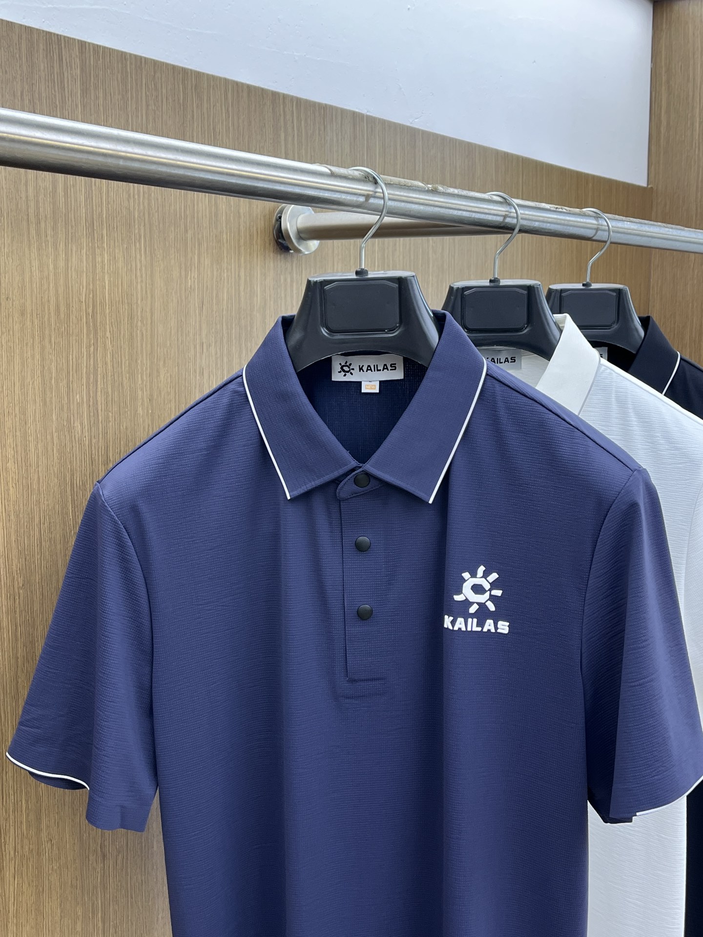 新品 Kai 🔥🔥春夏新品细纹珠地商务Polo，极简的衣身造型！
顶级针织棉质混纺质地 整体的触感极为舒