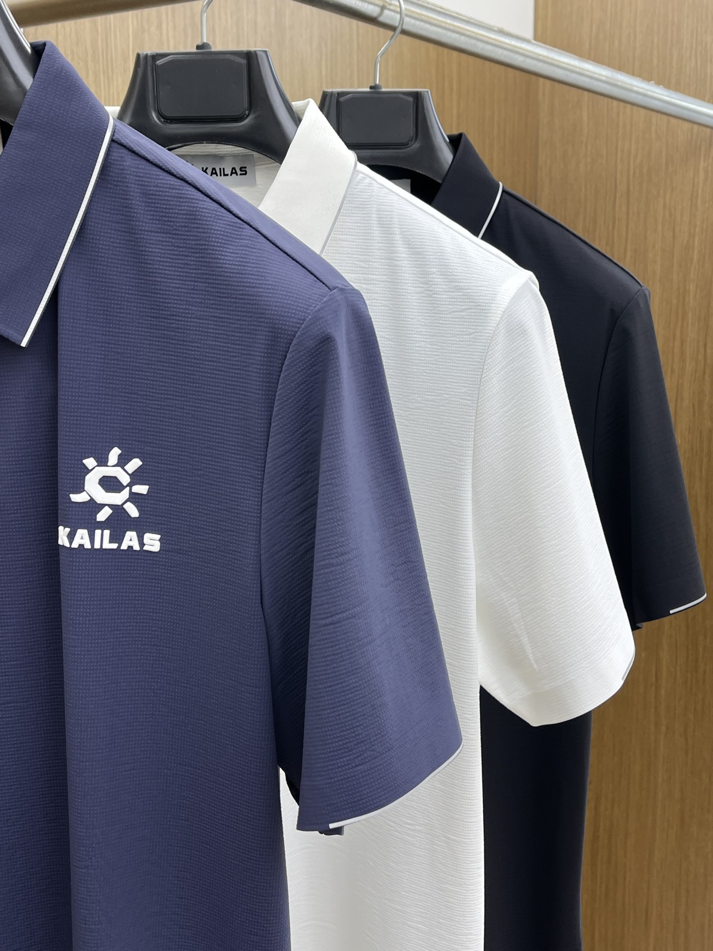 新品 Kai 🔥🔥春夏新品细纹珠地商务Polo，极简的衣身造型！
顶级针织棉质混纺质地 整体的触感极为舒