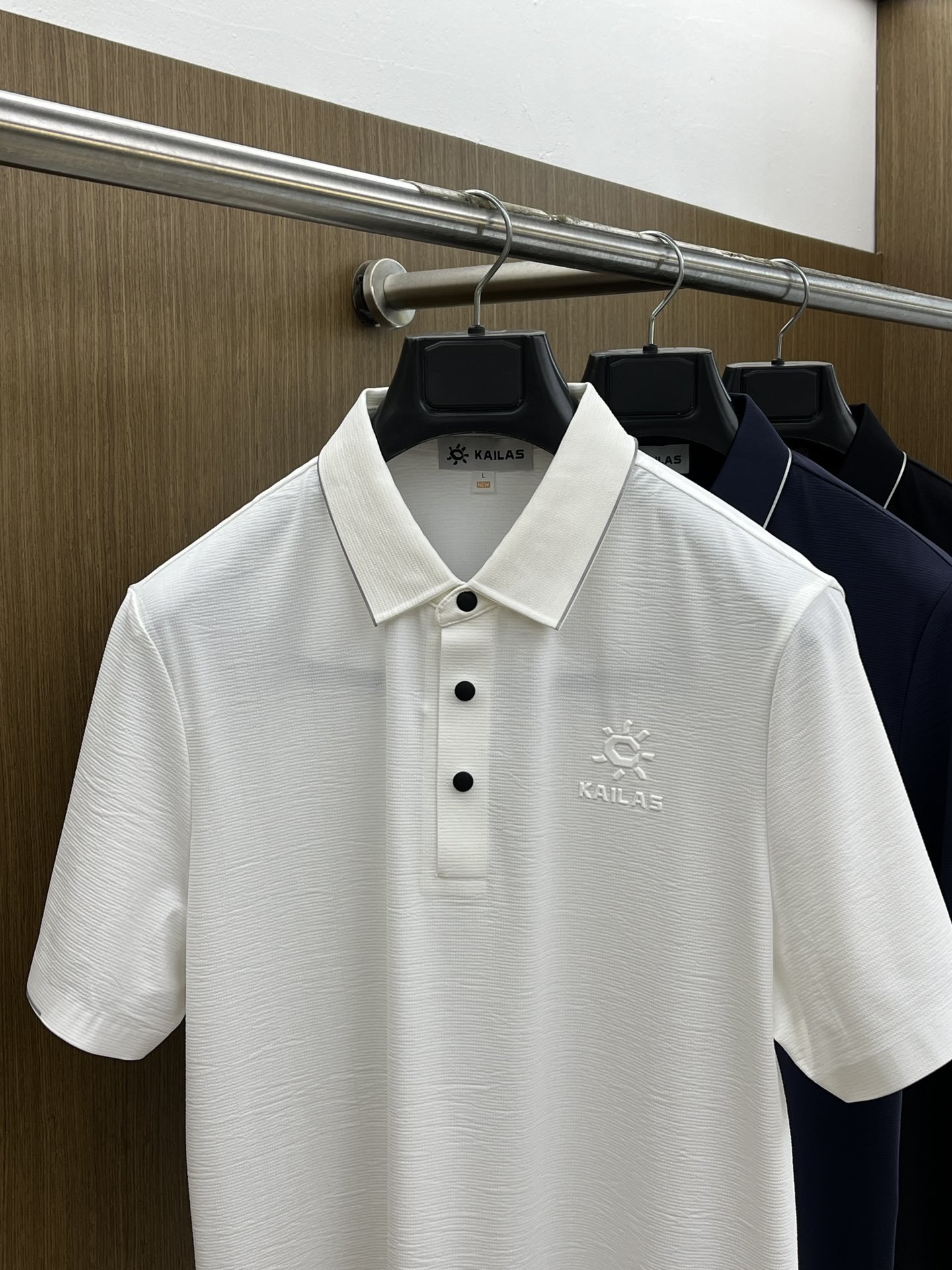 新品 Kai 🔥🔥春夏新品细纹珠地商务Polo，极简的衣身造型！
顶级针织棉质混纺质地 整体的触感极为舒