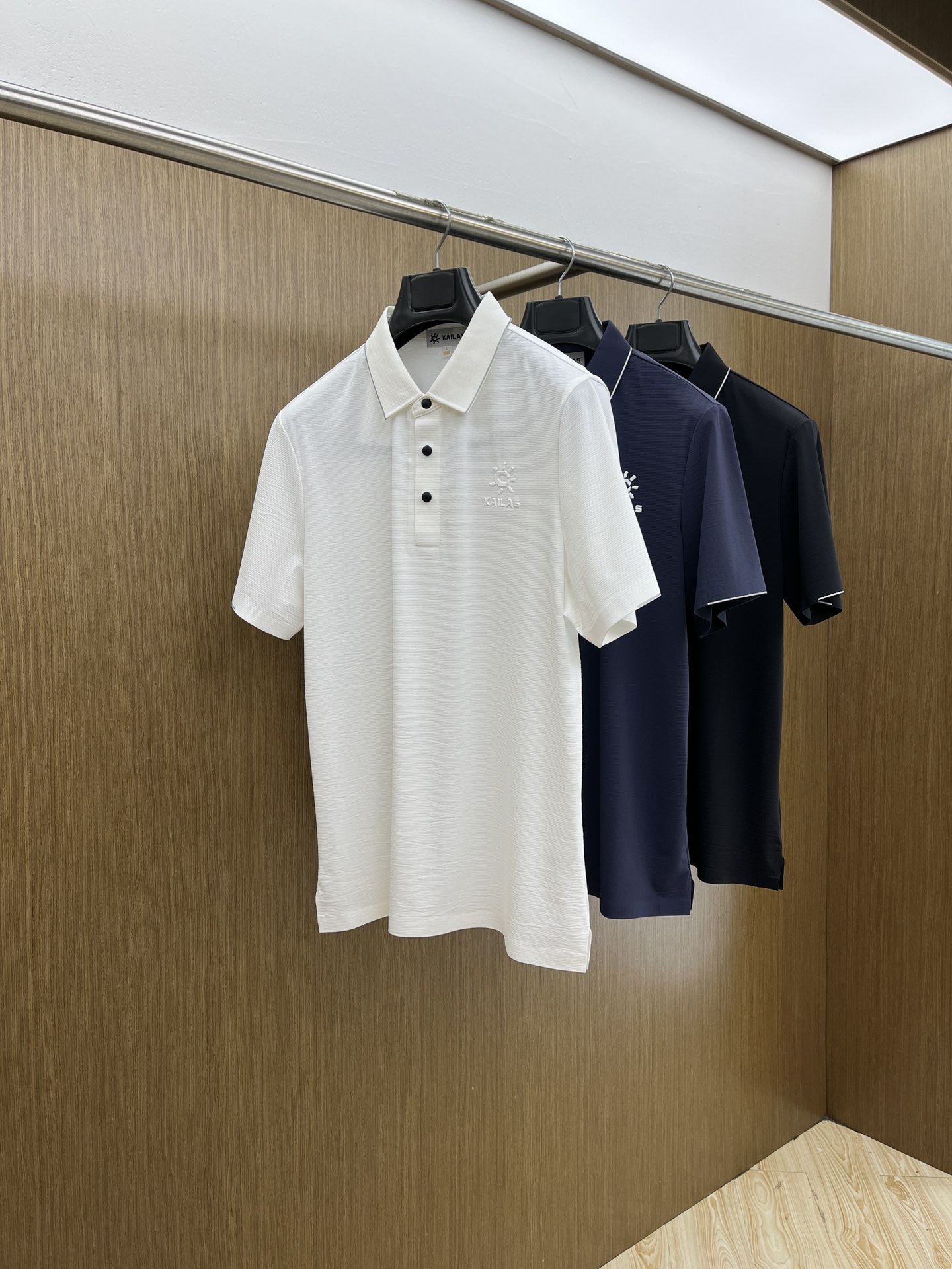 新品 Kai 🔥🔥春夏新品细纹珠地商务Polo，极简的衣身造型！
顶级针织棉质混纺质地 整体的触感极为舒