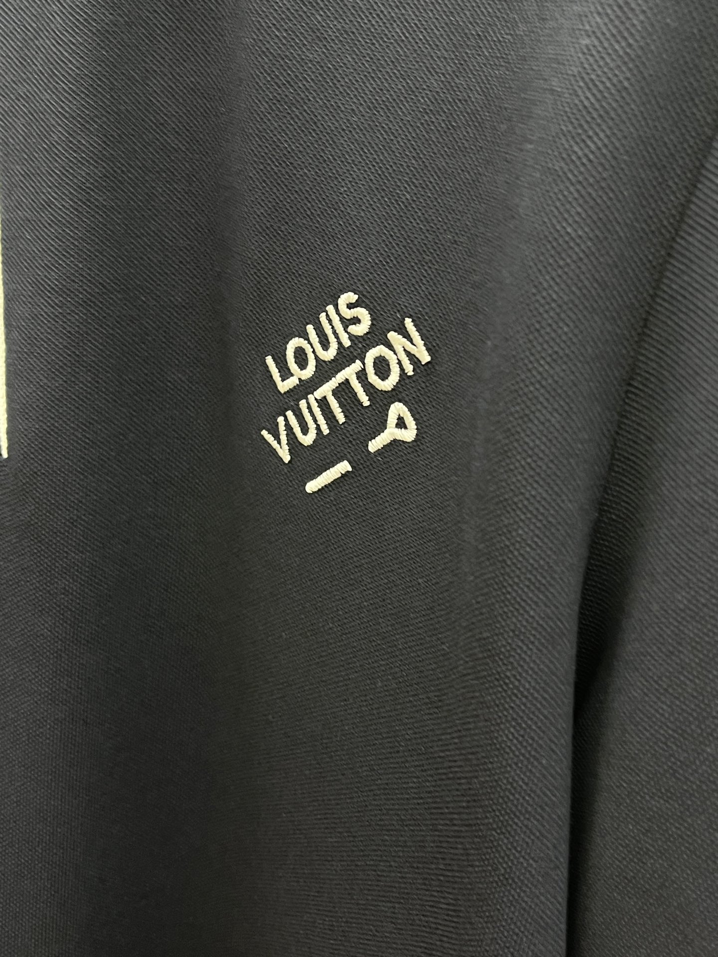 新款 LV 🔥🔥春夏新款男士短袖Polo衫，品牌最新设计元素！既不单调也不复杂,恰到好处的展现品味！客供