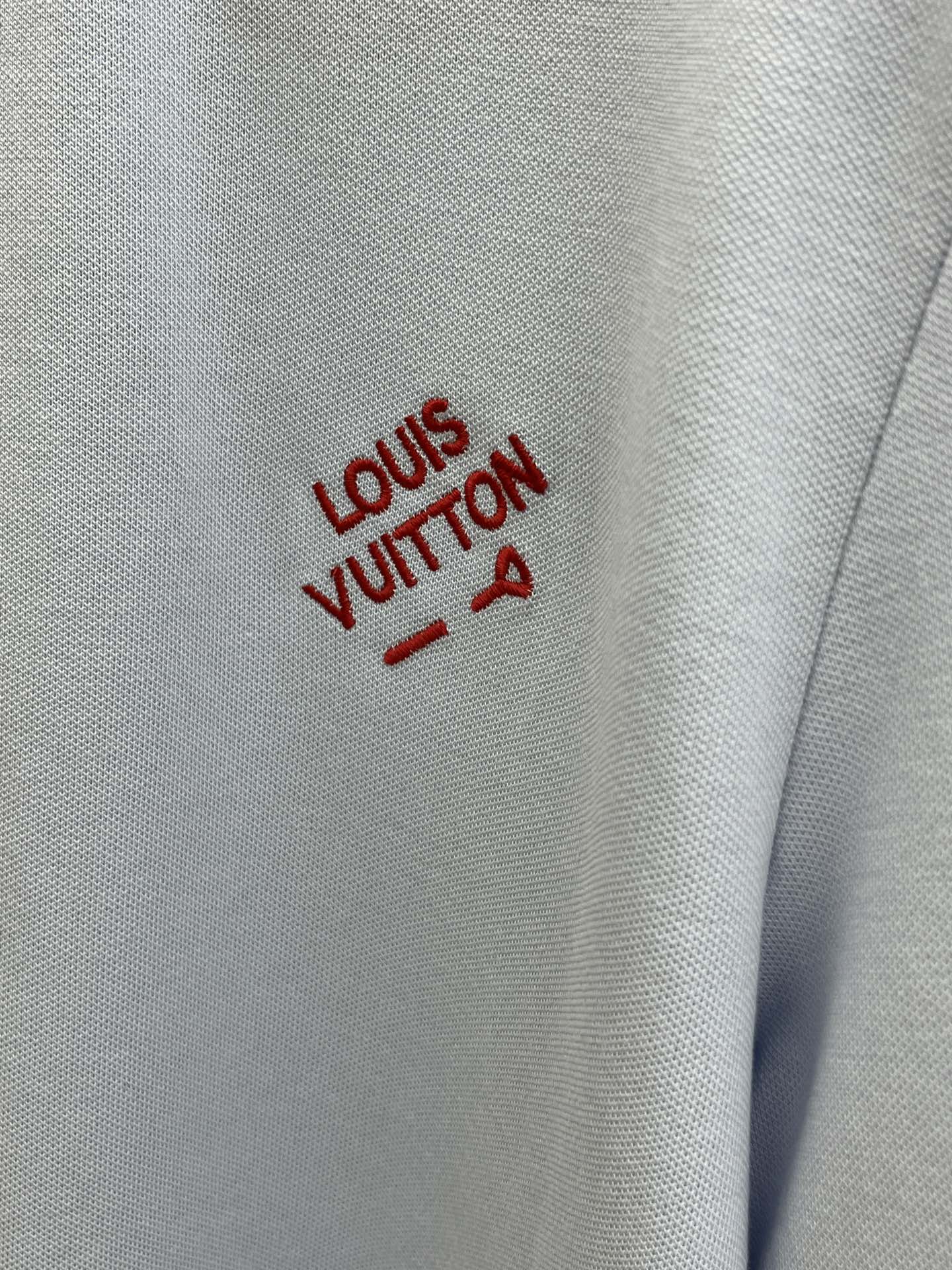 新款  LV 🔥🔥春夏新款男士短袖Polo衫，品牌最新设计元素！既不单调也不复杂,恰到好处的展现品味！客