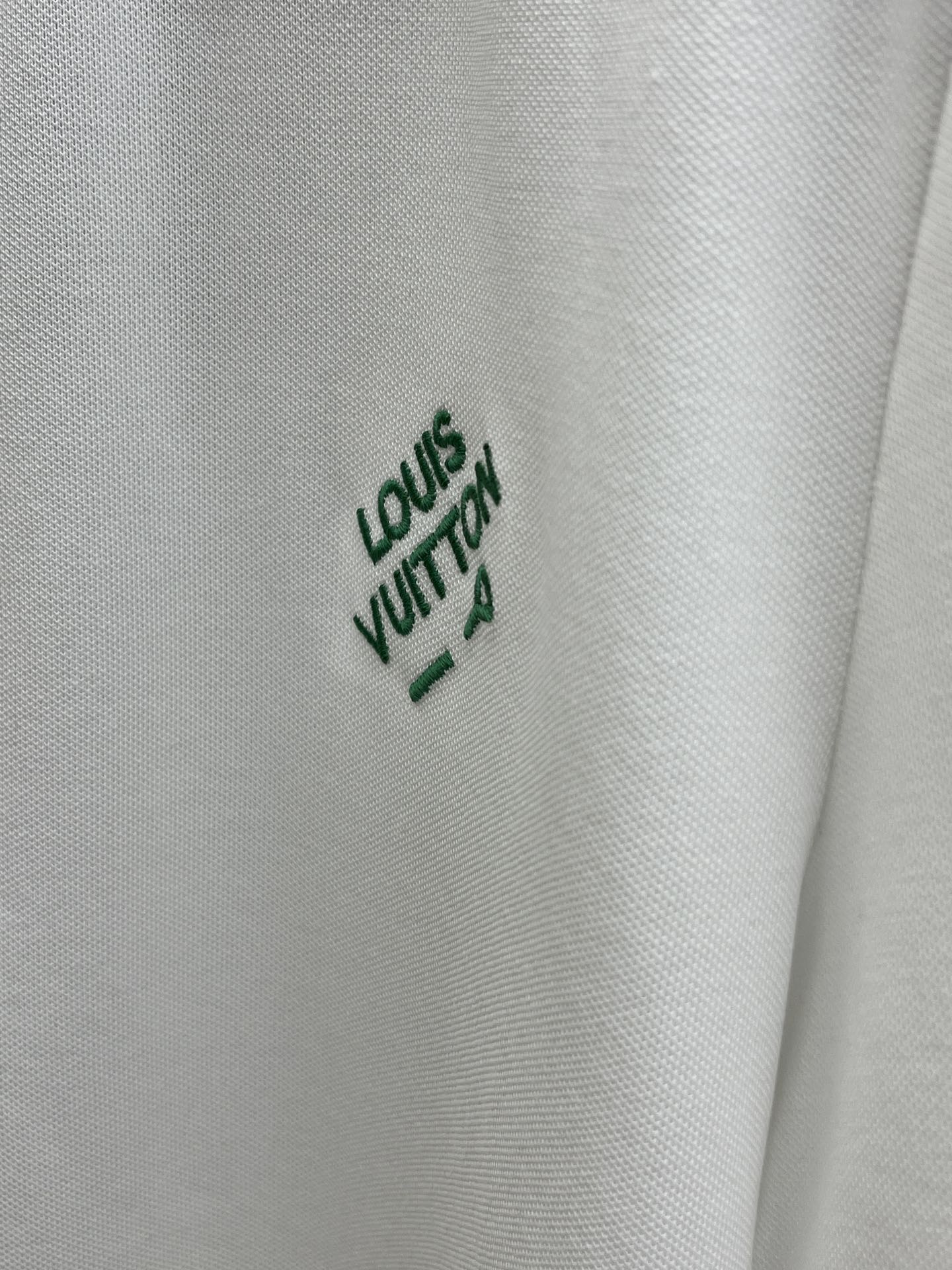 新款  LV 🔥🔥春夏新款男士短袖Polo衫，品牌最新设计元素！既不单调也不复杂,恰到好处的展现品味！客