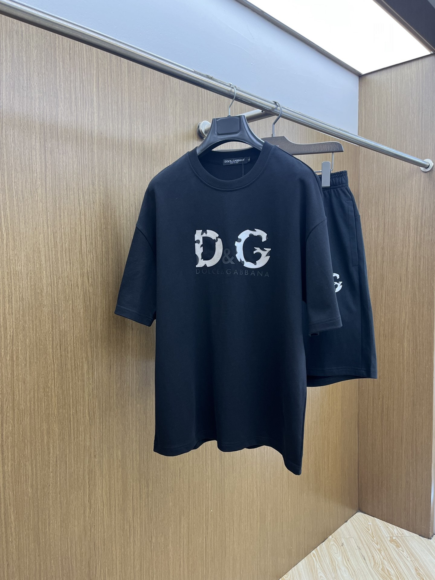 NO:460908,New style/set DG spring and summer latest casual shorts short sleeve suit, men and women's style, with rare channels for trading companies and released on the official website at the same time!  Basically, it will have its back every season, and I look forward to the performances of all trendy men and women!  This model is made of top-grade pure cotton washing water materials!  It is hard to pick on whether it is skin-friendly or breathable when worn in close-fitting!  The upper body looks very white and supports the complexion of the skin!  Loose style cut, fls can easily match their own fashionable and high-end outfits, size M-2XL, shorts, T-shirt, alexander wang19860909新款/套 DG春夏最新款休闲短裤短袖套装,男女款 贸易公司渠道稀出,同步官网发售！基本每一季都会有它的背影所在,期待着所有潮男潮女们的演绎！此款选用客供顶级纯棉洗水材质打造！贴身穿着亲肤感与透气性都无法挑剔！上身非常的显白承托肤色！宽松版型裁剪,fls无论男女皆可轻松搭配出属于自我的时尚高级穿搭 尺码M-2XL,,shorts,T-shirt,alexander wang,Men's clothing